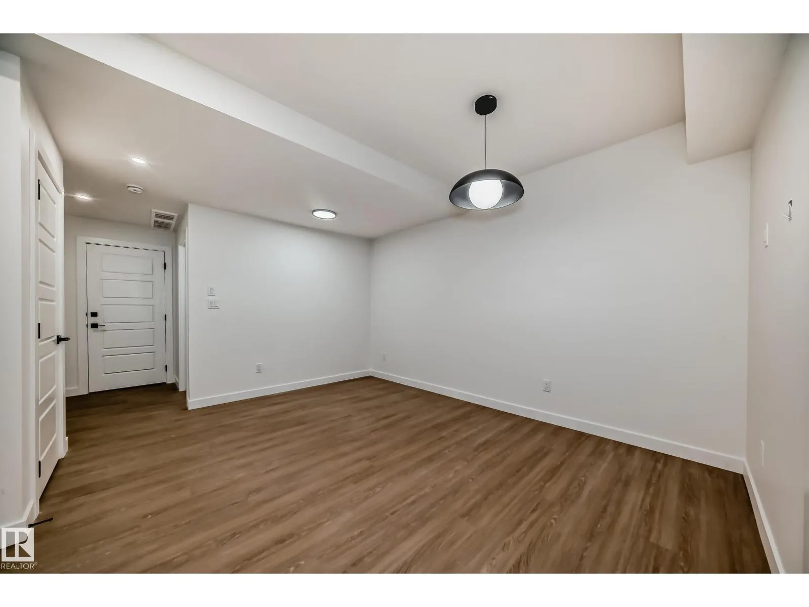 2 12122 43 ST NW