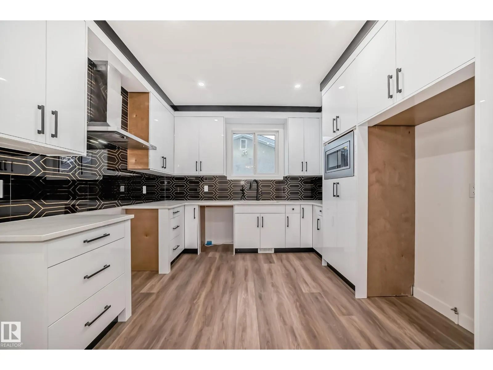 2 12122 43 ST NW