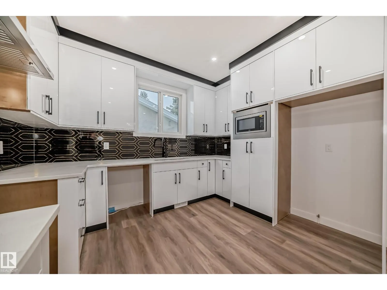 2 12122 43 ST NW