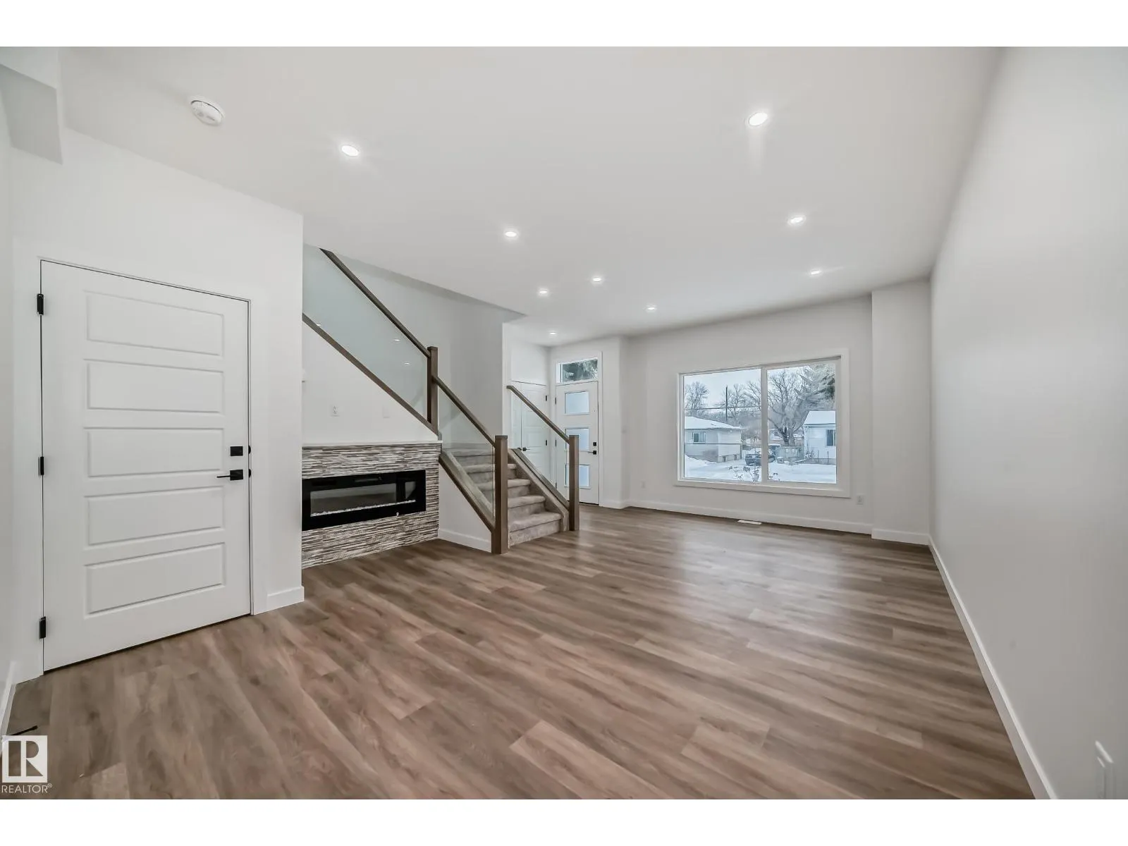 2 12122 43 ST NW