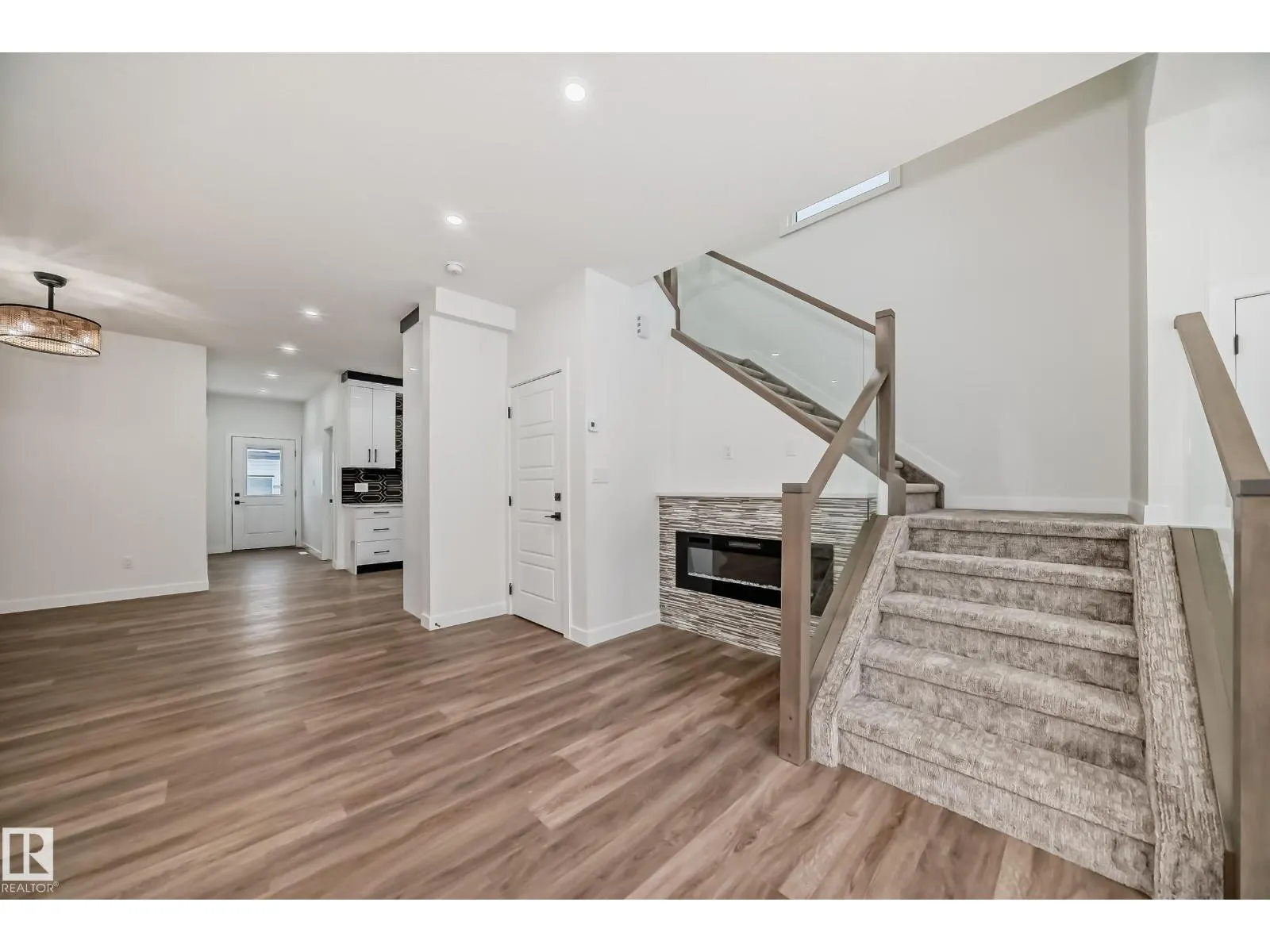 2 12122 43 ST NW