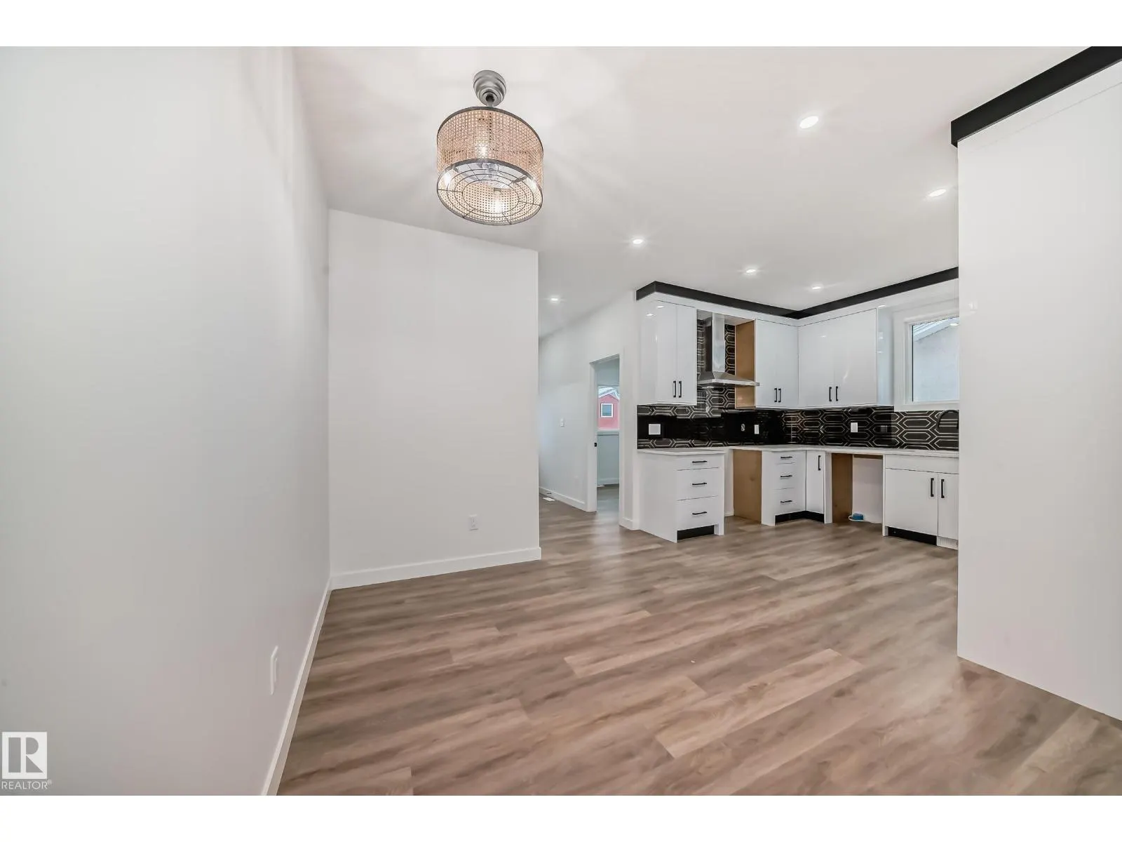 2 12122 43 ST NW