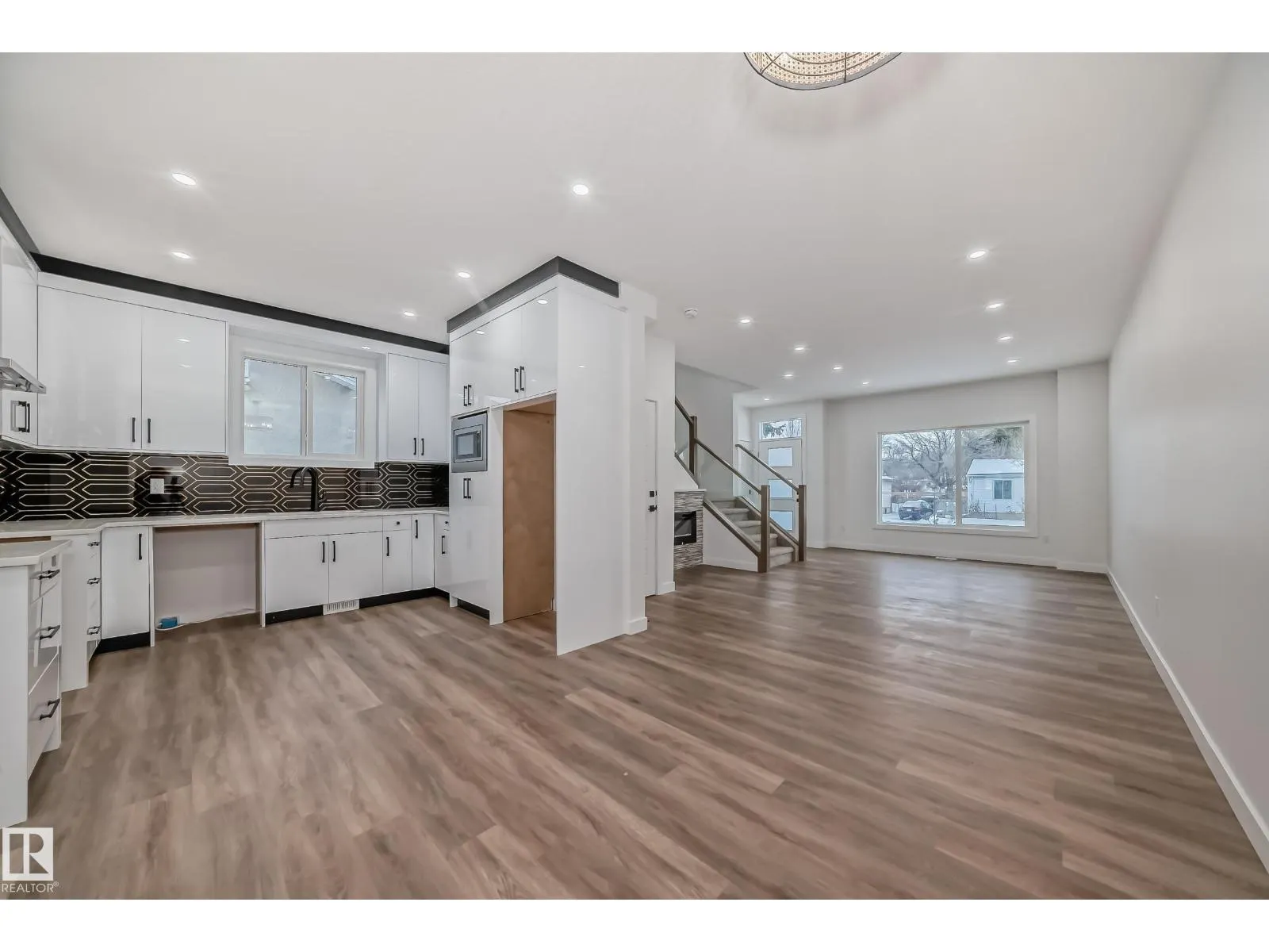 2 12122 43 ST NW