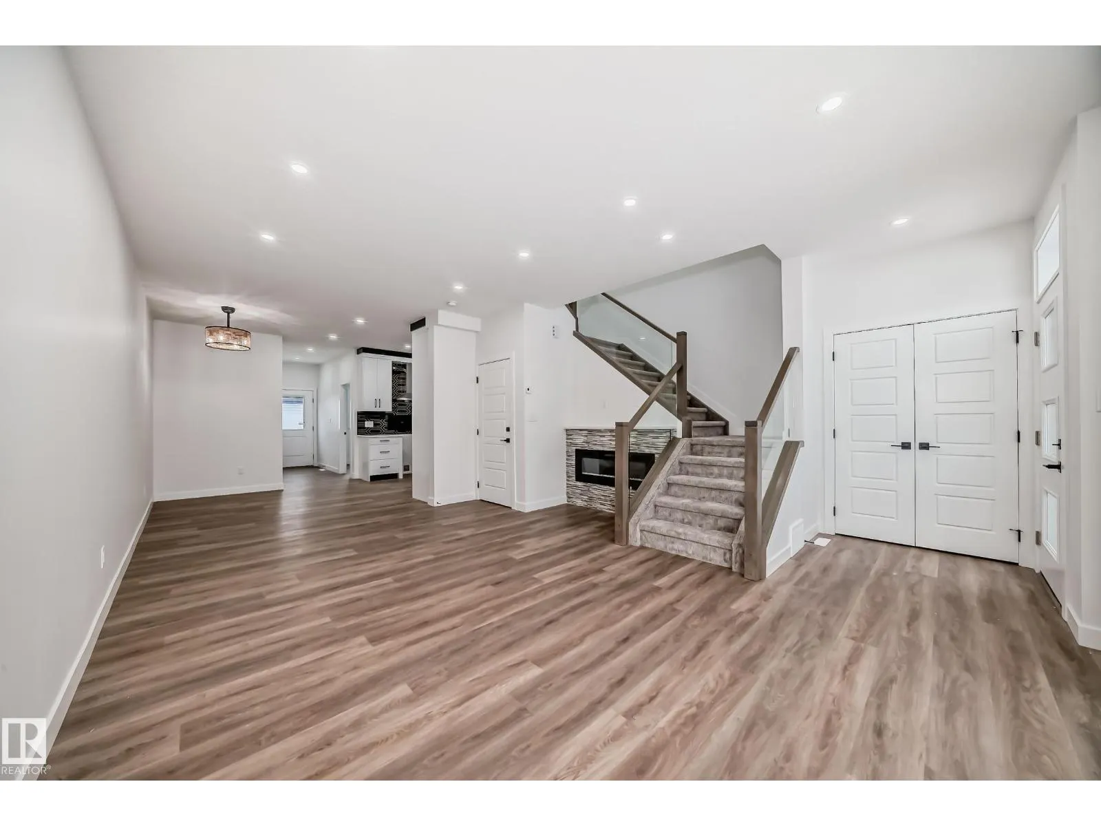 2 12122 43 ST NW