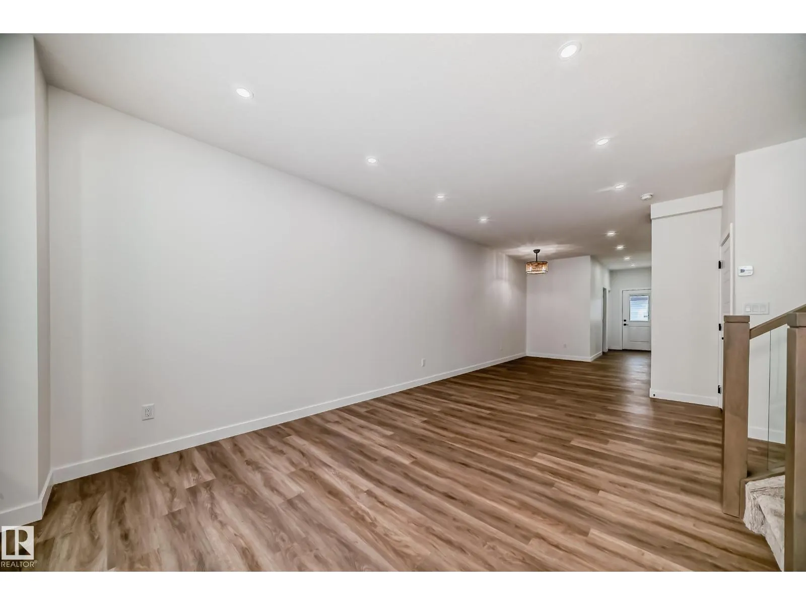 2 12122 43 ST NW