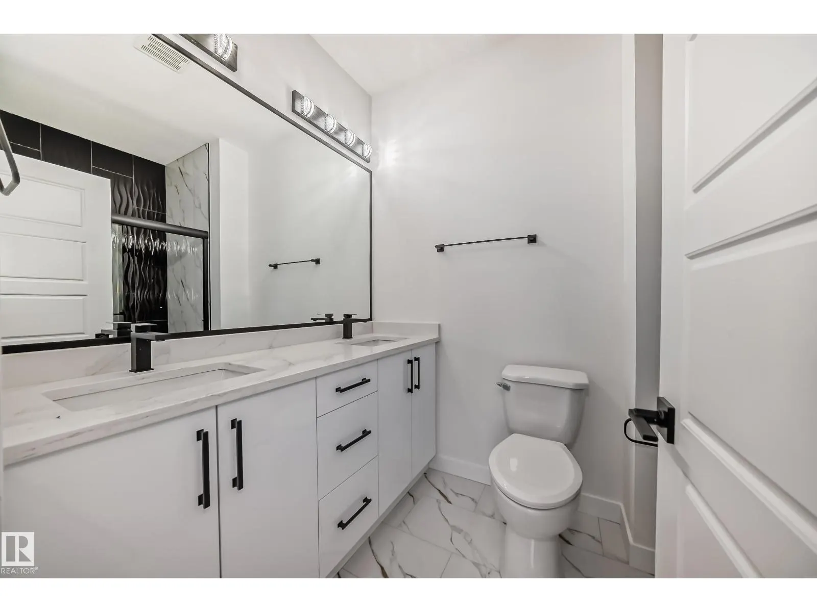 2 12122 43 ST NW