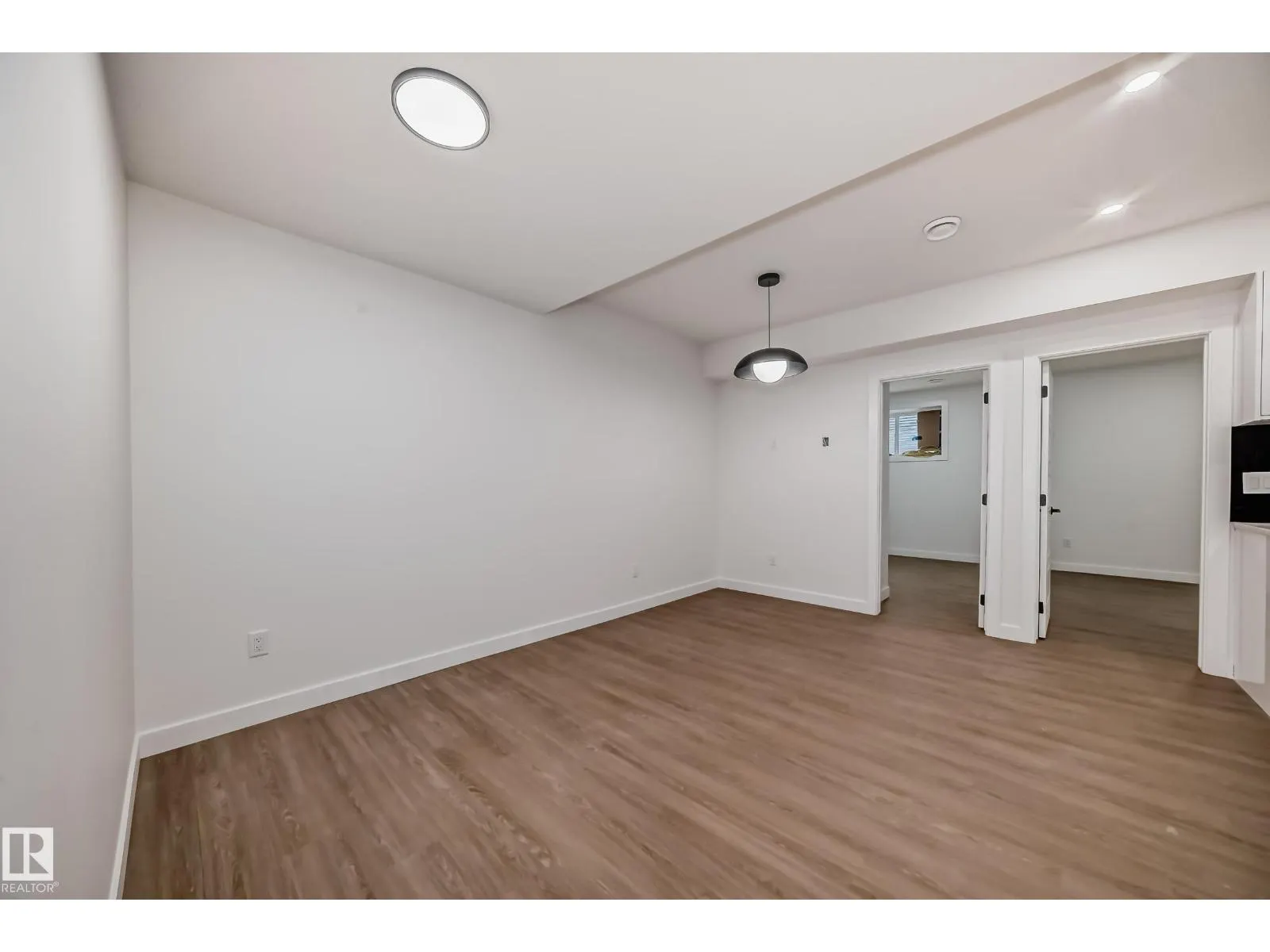 2 12122 43 ST NW