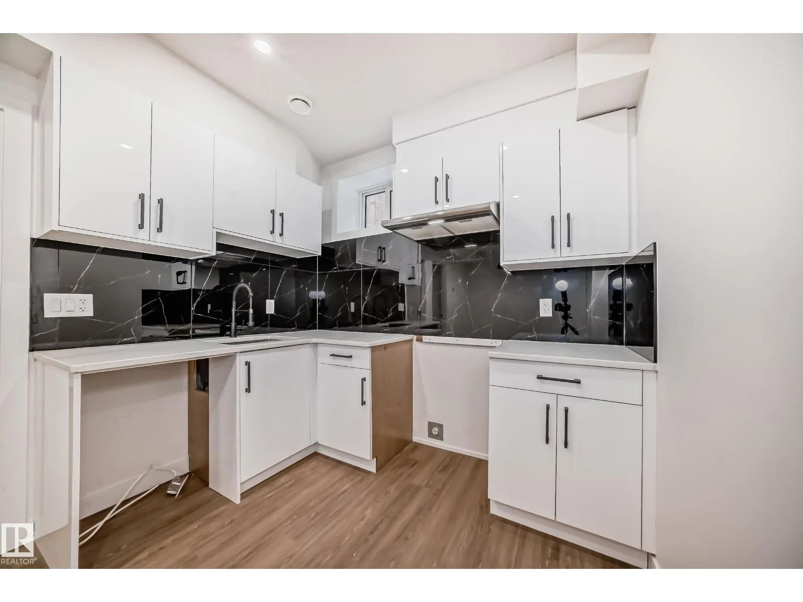 2 12122 43 ST NW