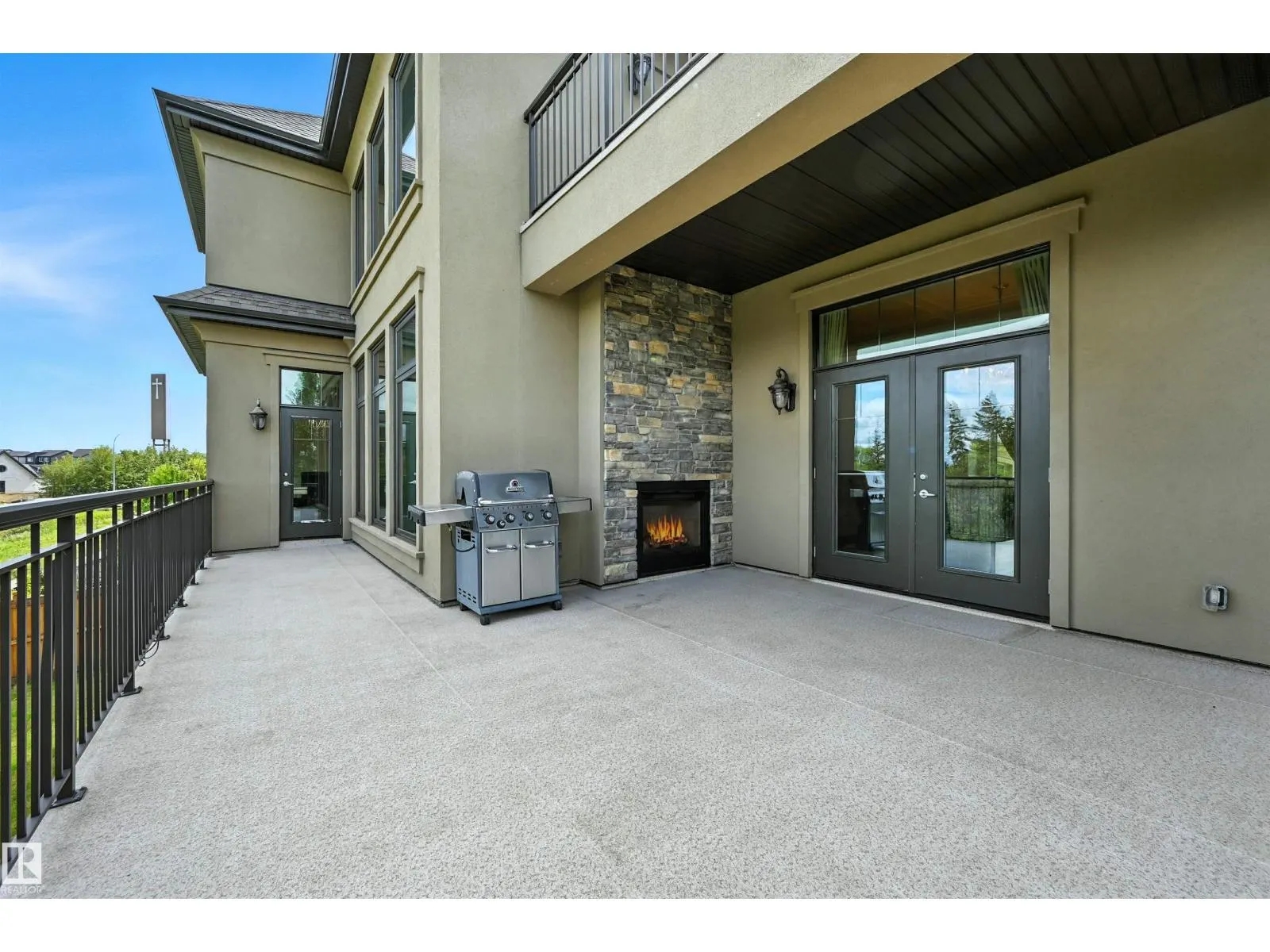 631 HOWATT DR SW