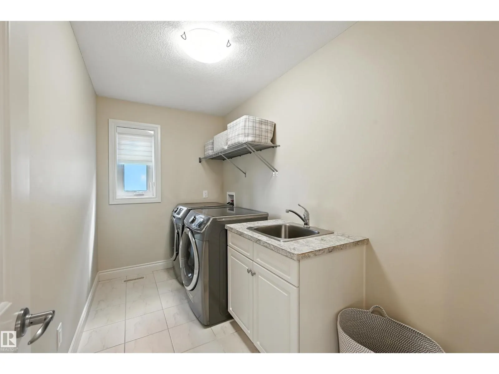 631 HOWATT DR SW