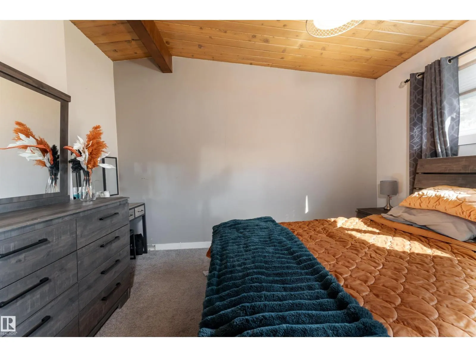 6004 102 AV NW