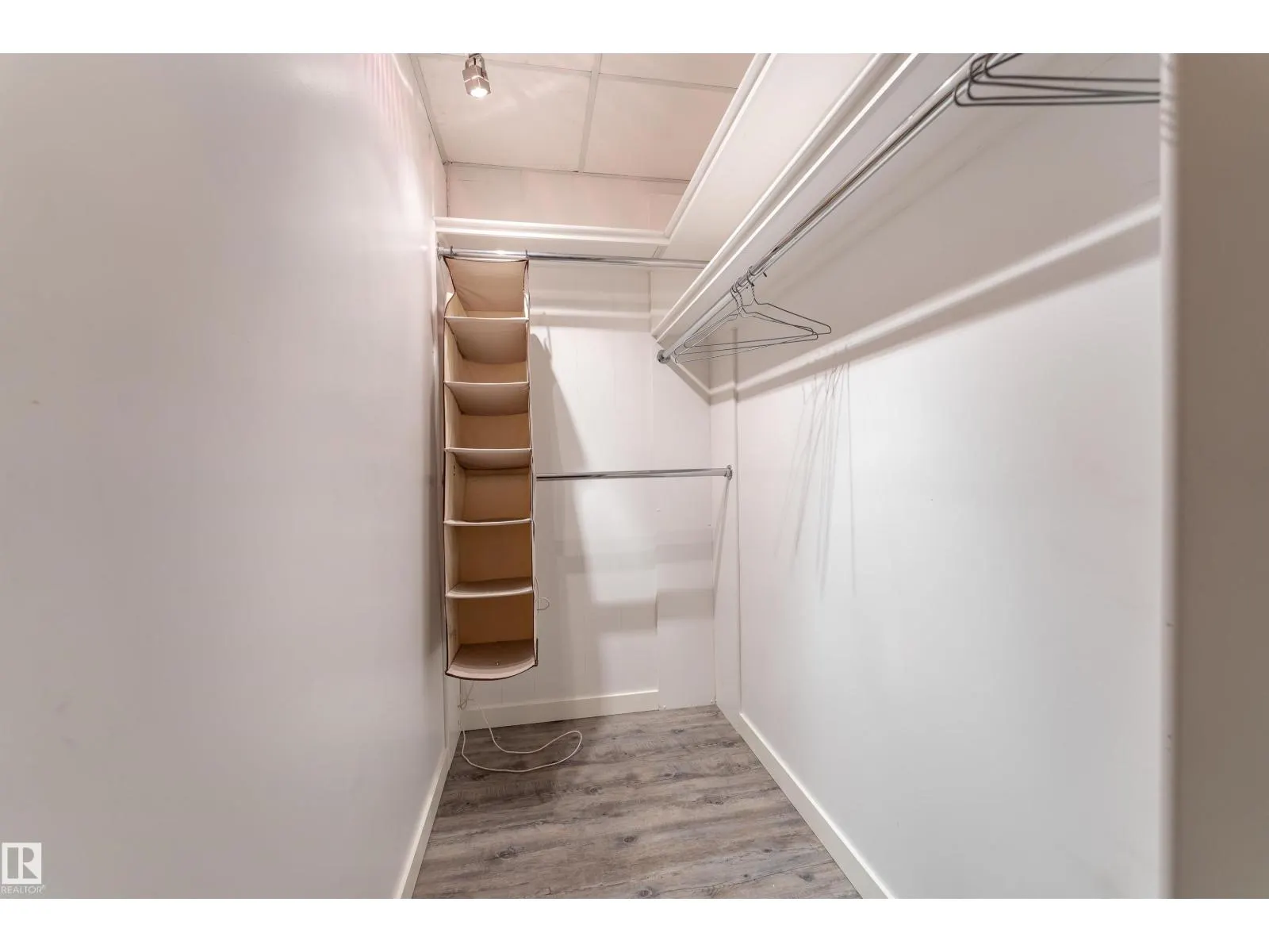 6004 102 AV NW