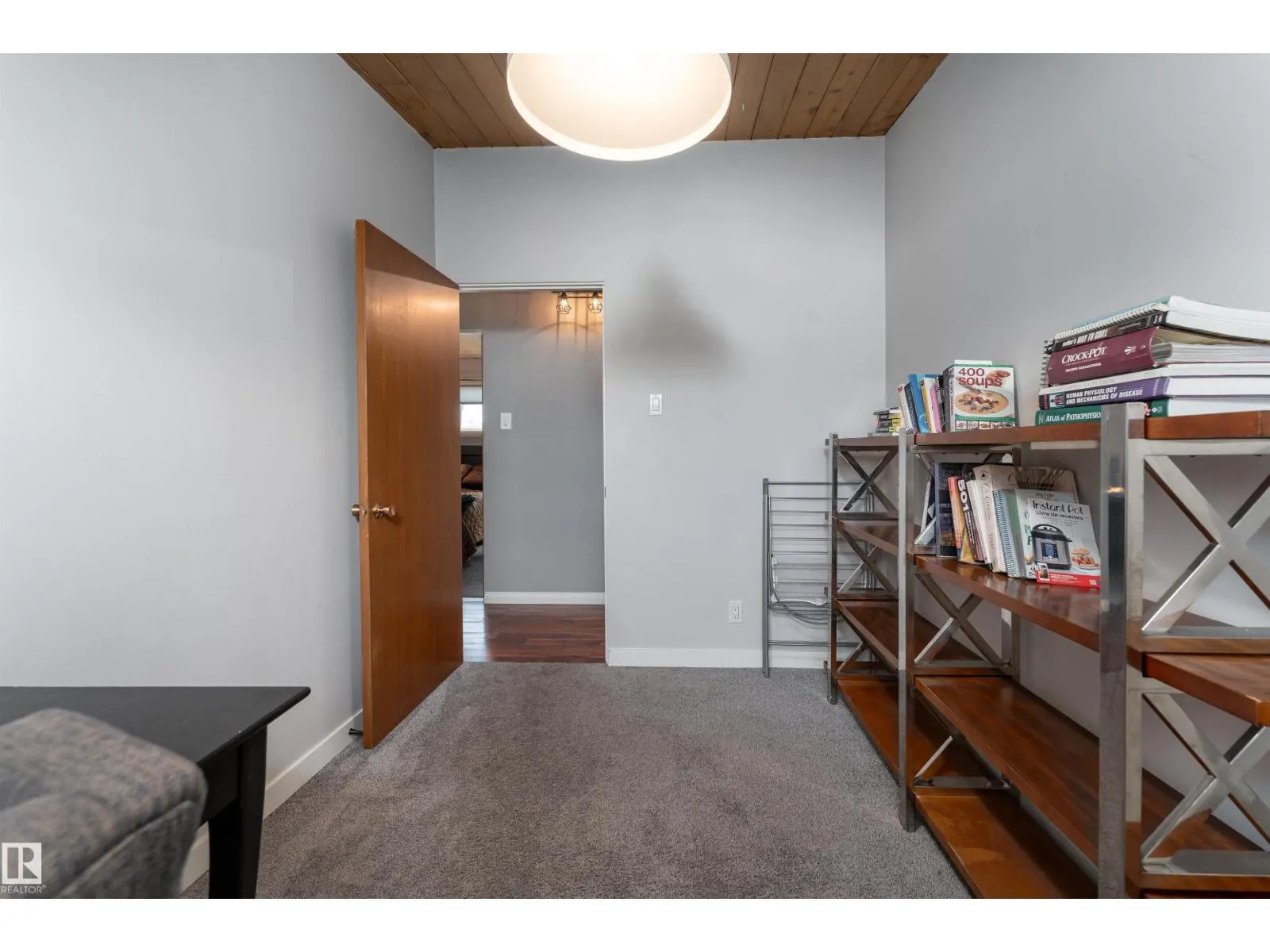 6004 102 AV NW