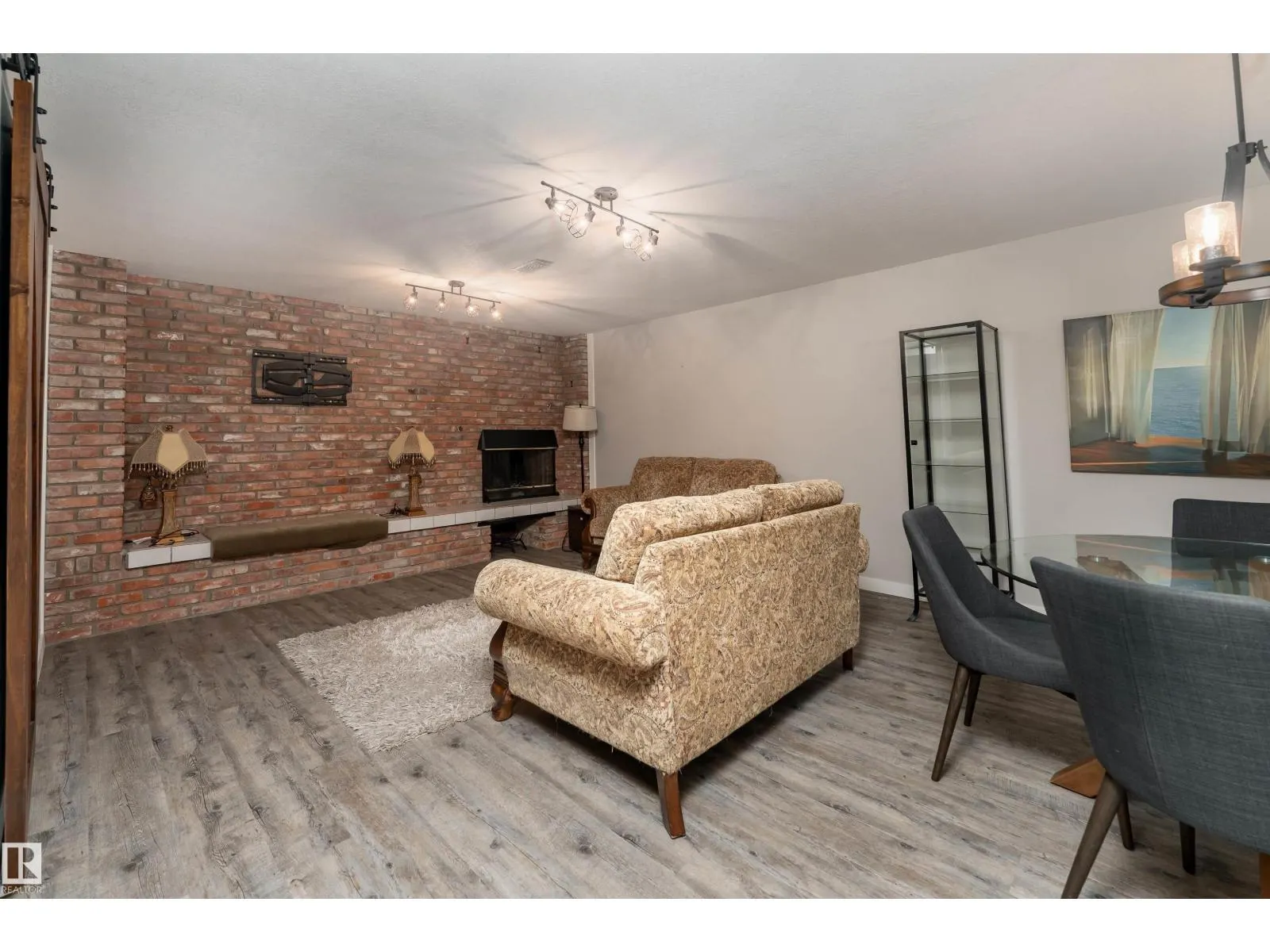 6004 102 AV NW