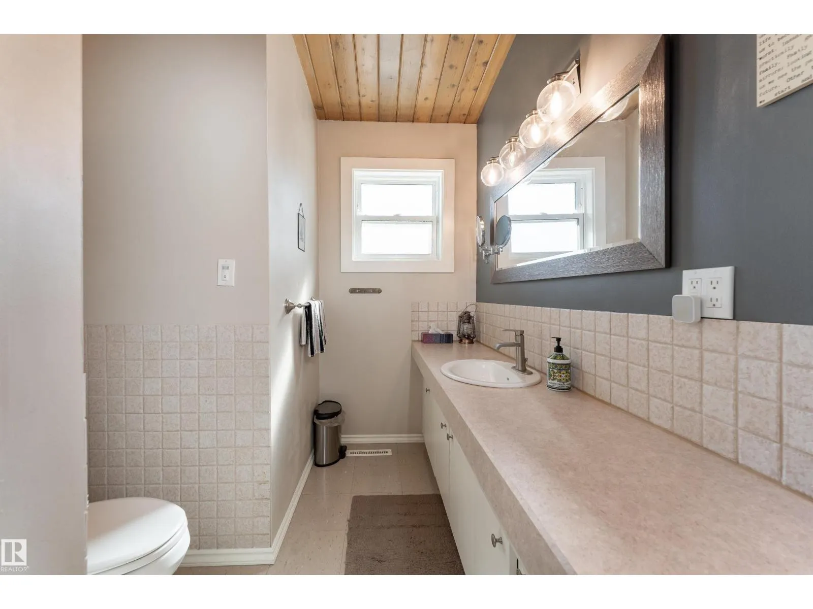 6004 102 AV NW