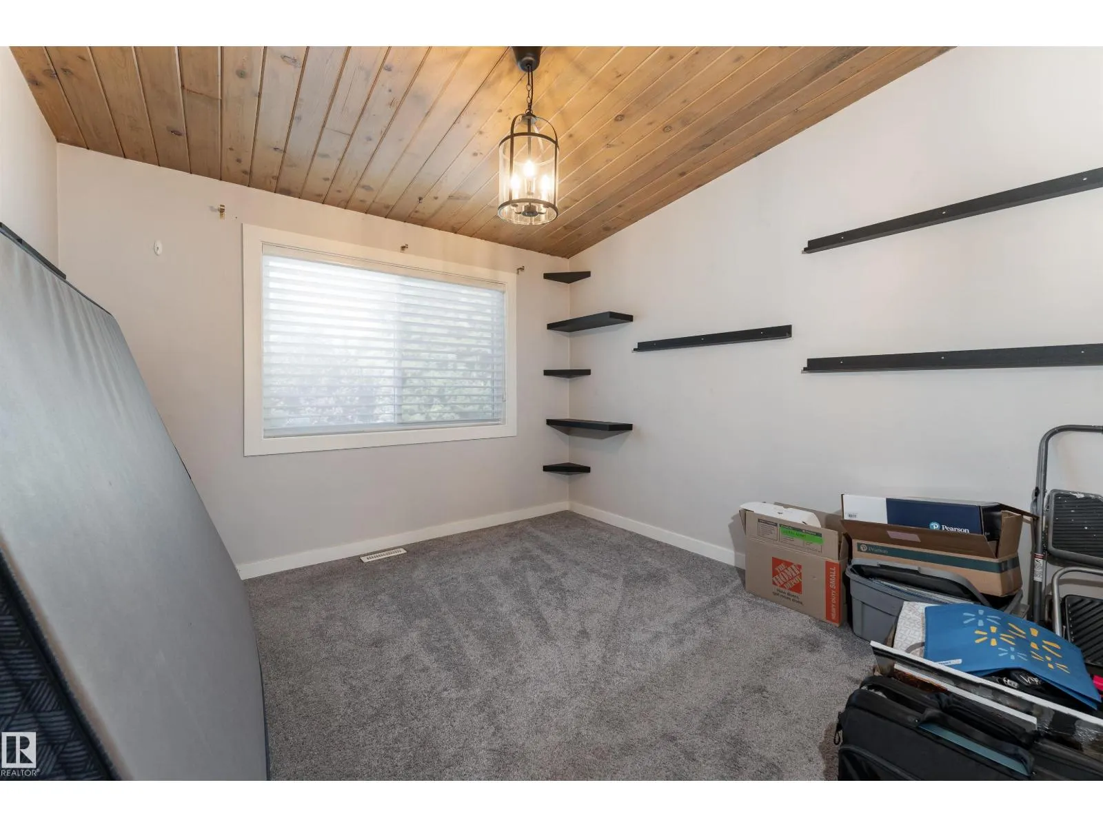 6004 102 AV NW