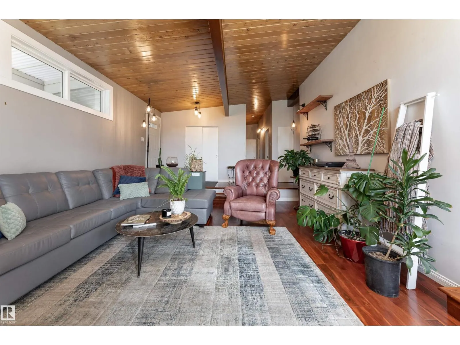 6004 102 AV NW