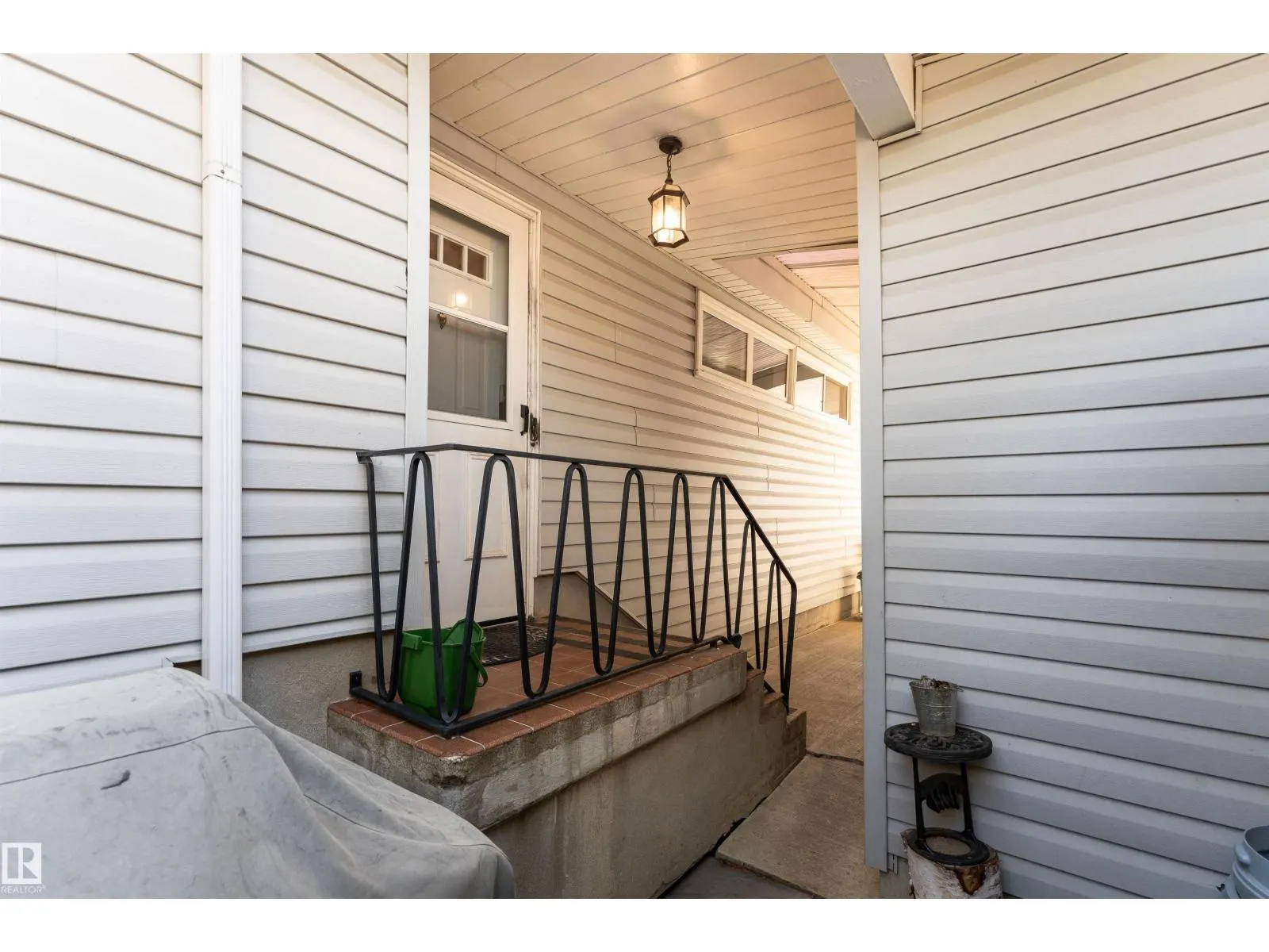 6004 102 AV NW