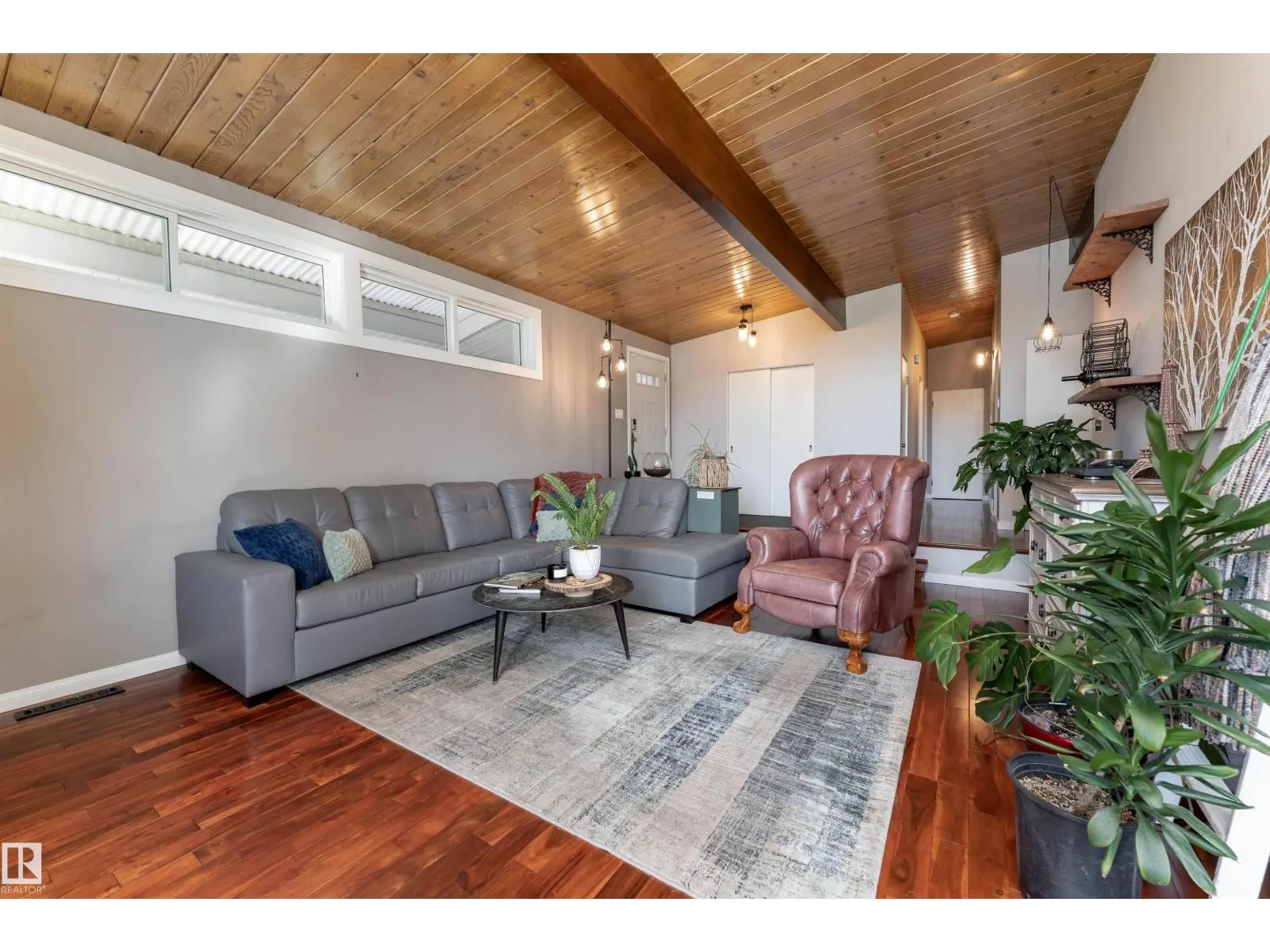 6004 102 AV NW