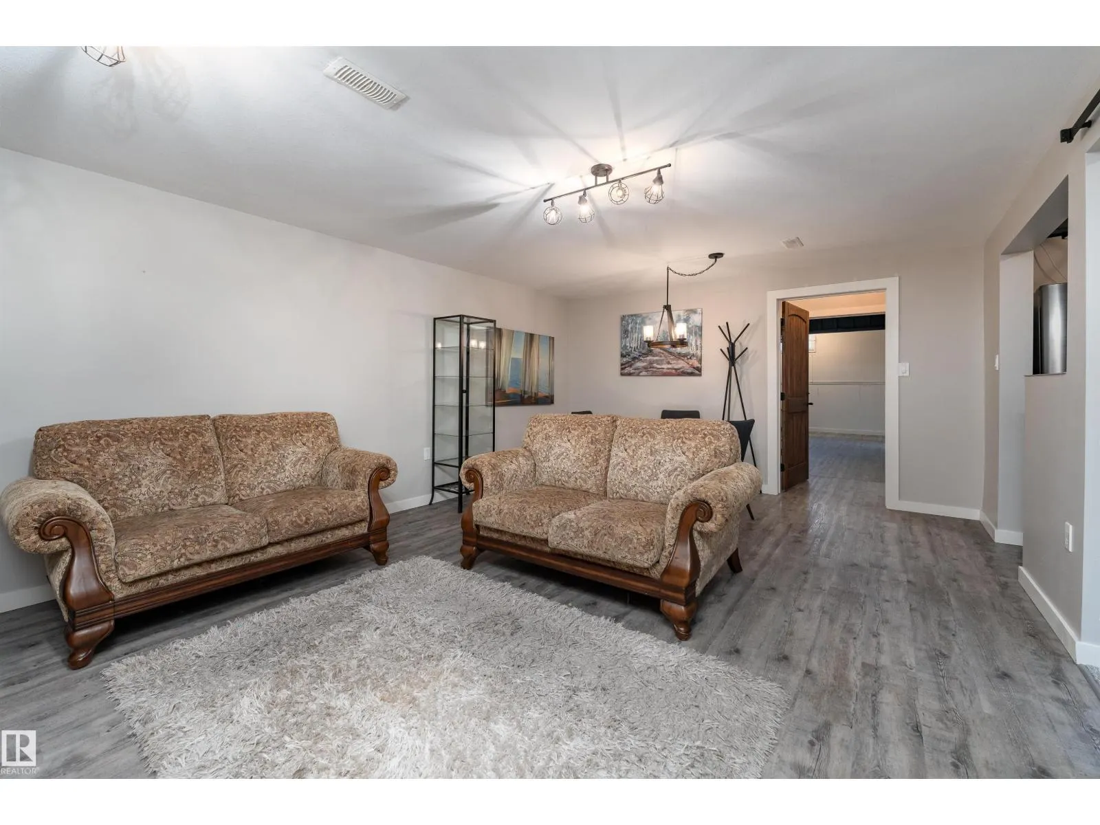 6004 102 AV NW