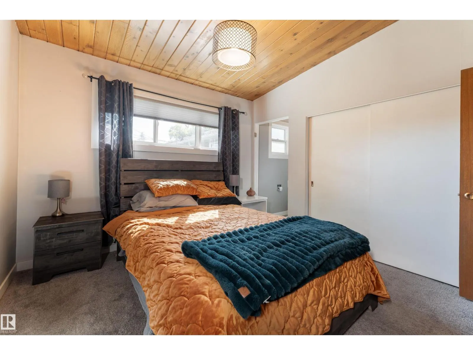 6004 102 AV NW