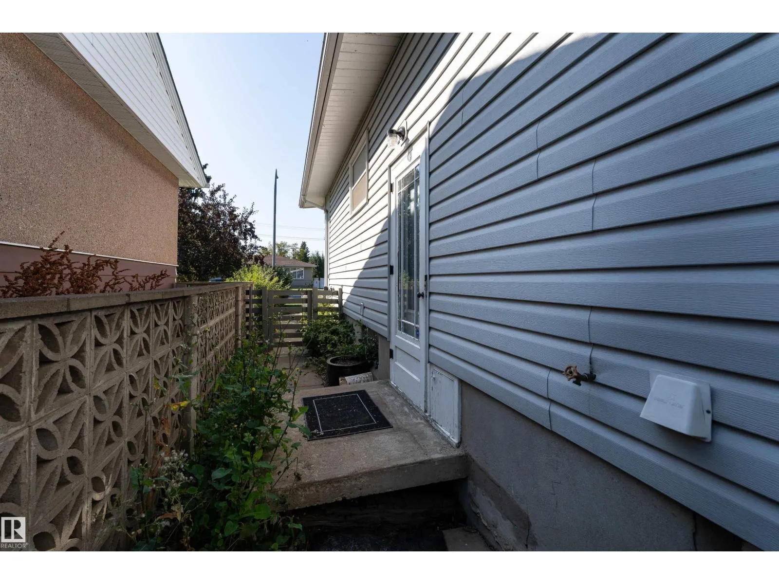 6004 102 AV NW