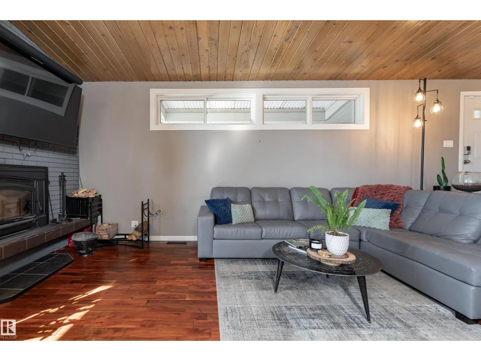 6004 102 AV NW