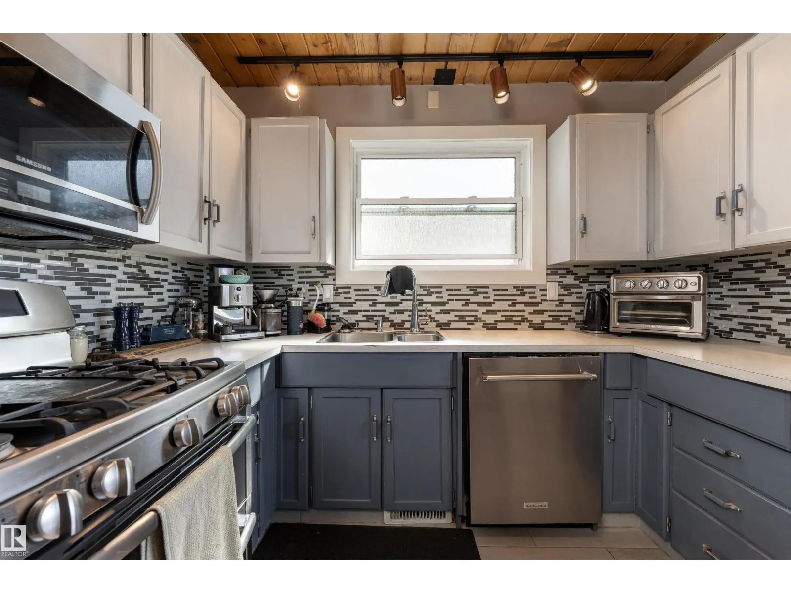 6004 102 AV NW