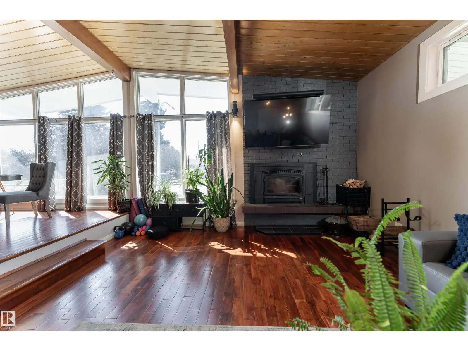 6004 102 AV NW