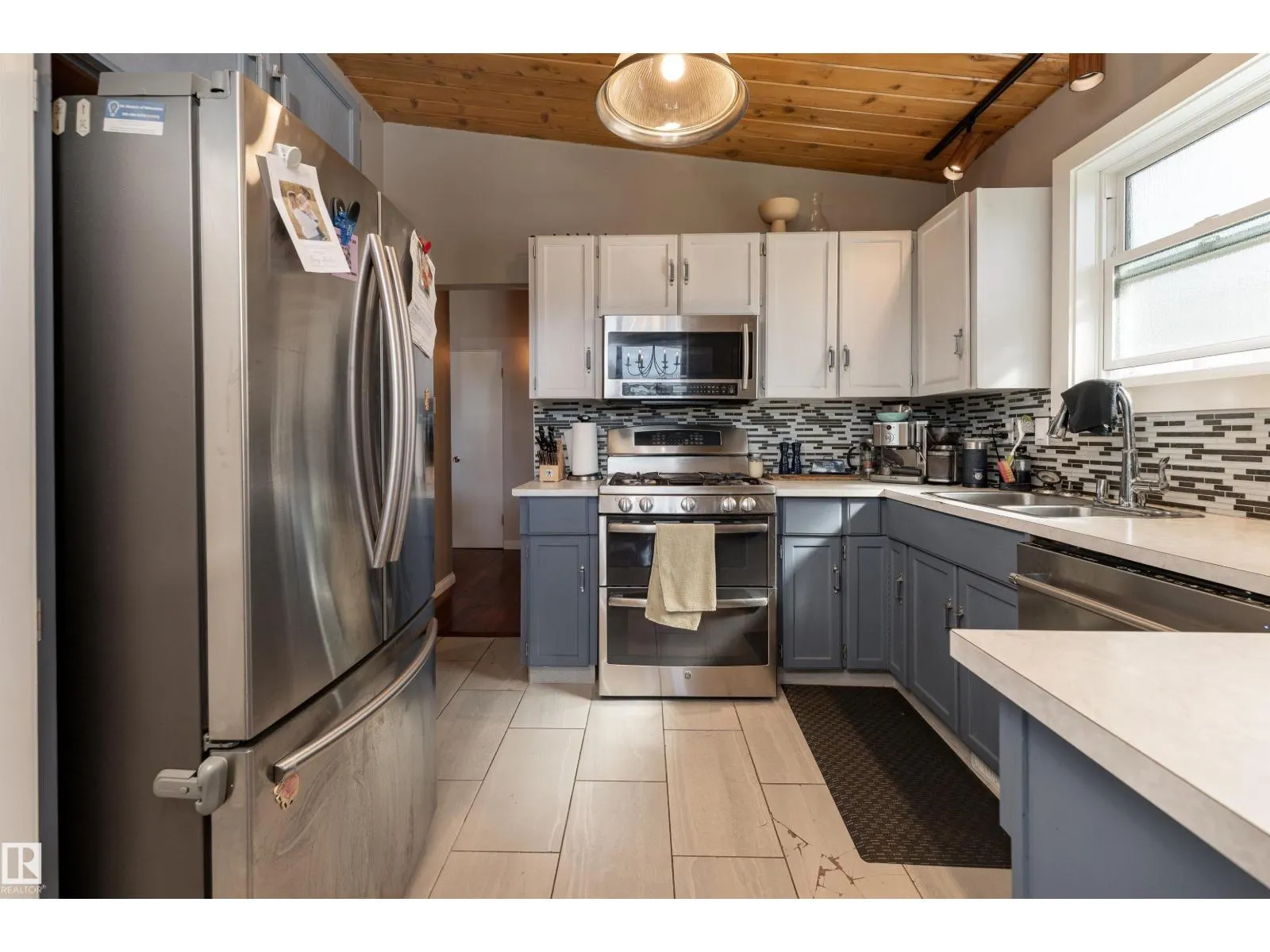 6004 102 AV NW