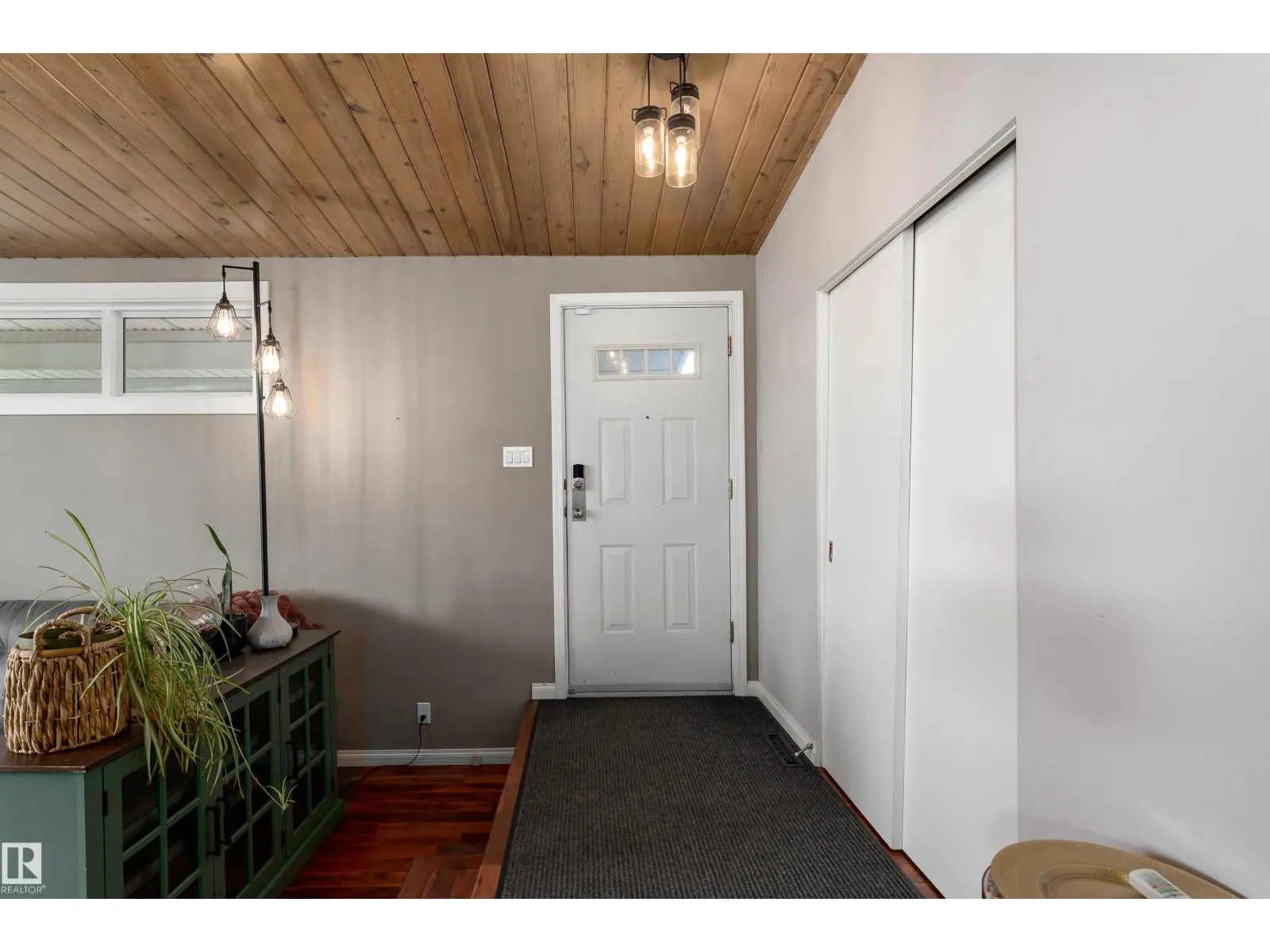 6004 102 AV NW