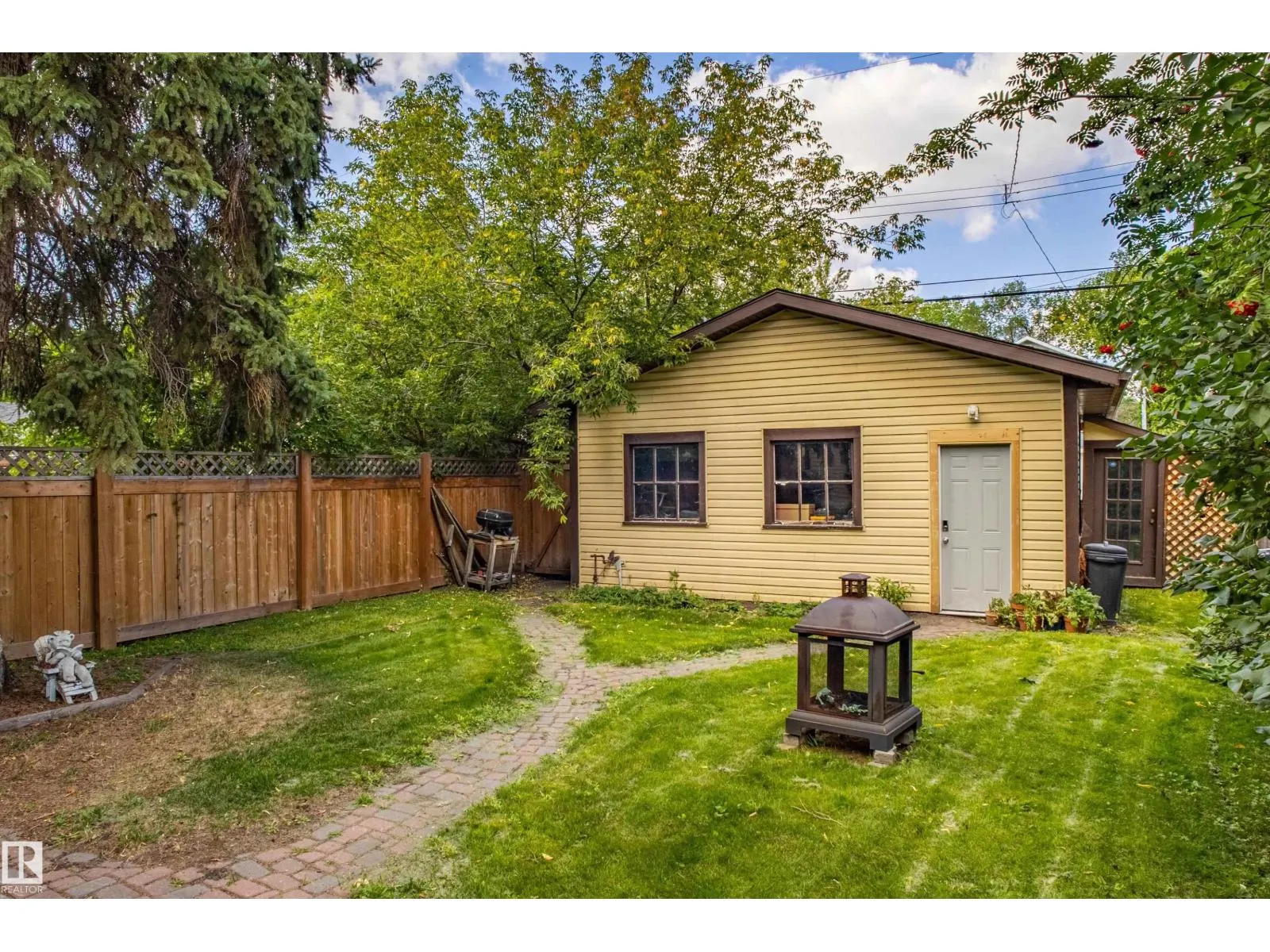 9806 88 AV NW