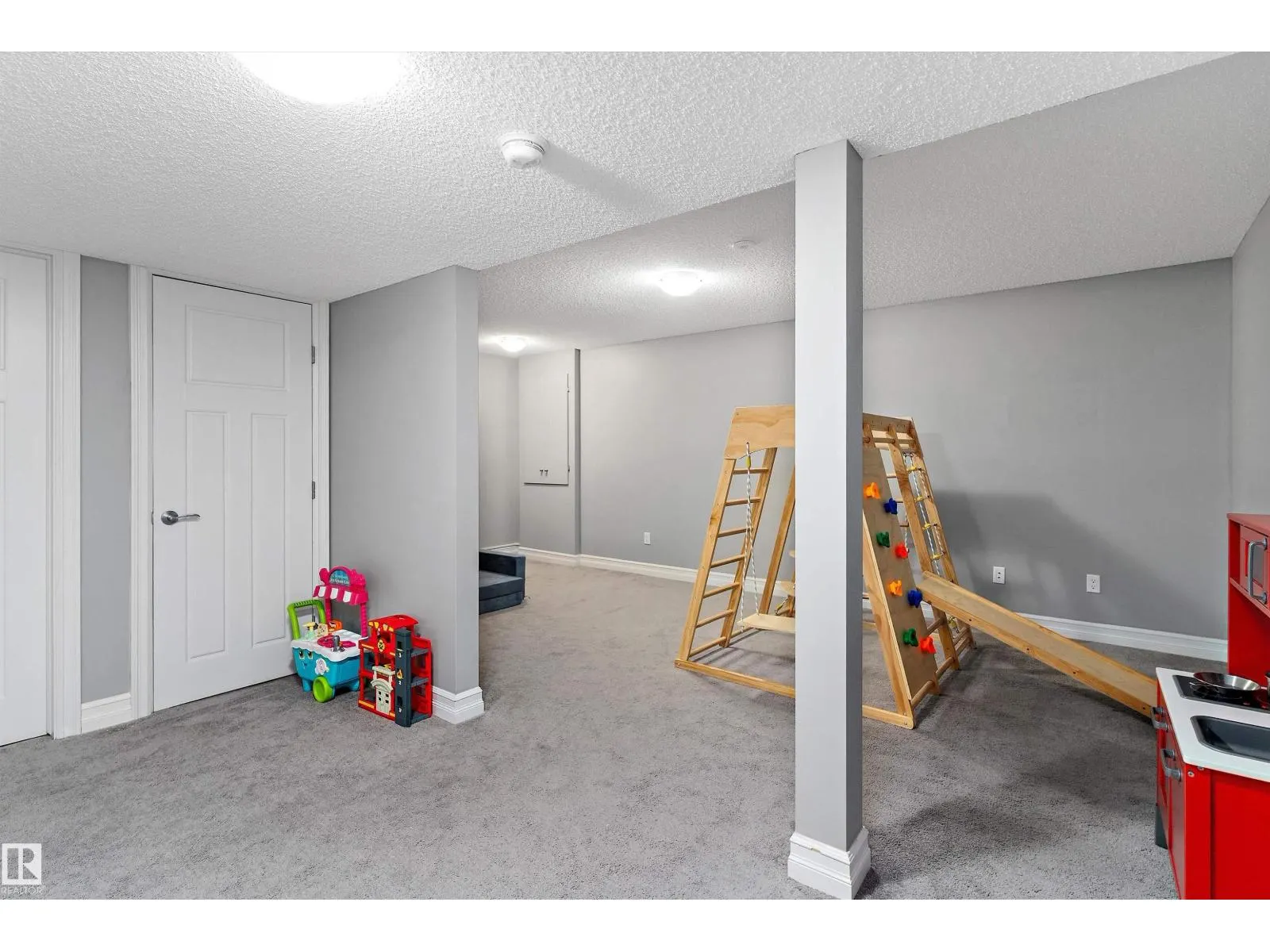 5813 64 ST