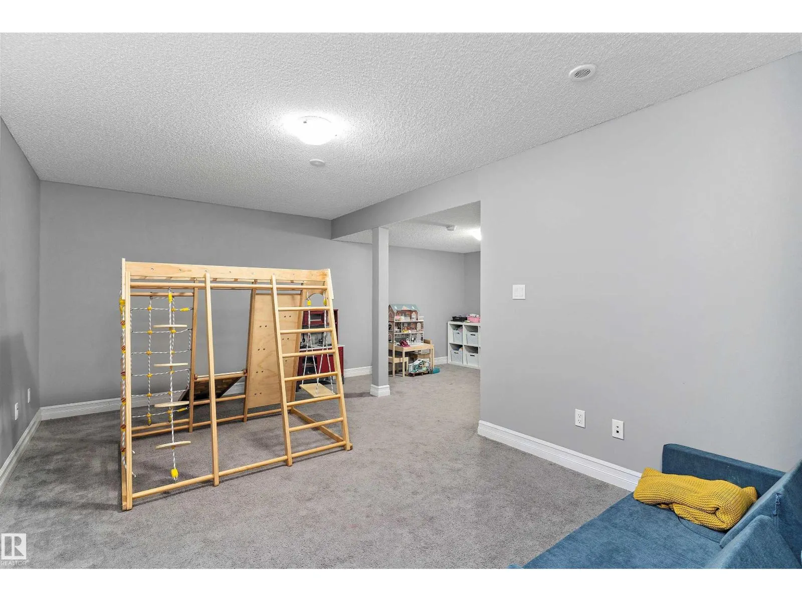 5813 64 ST