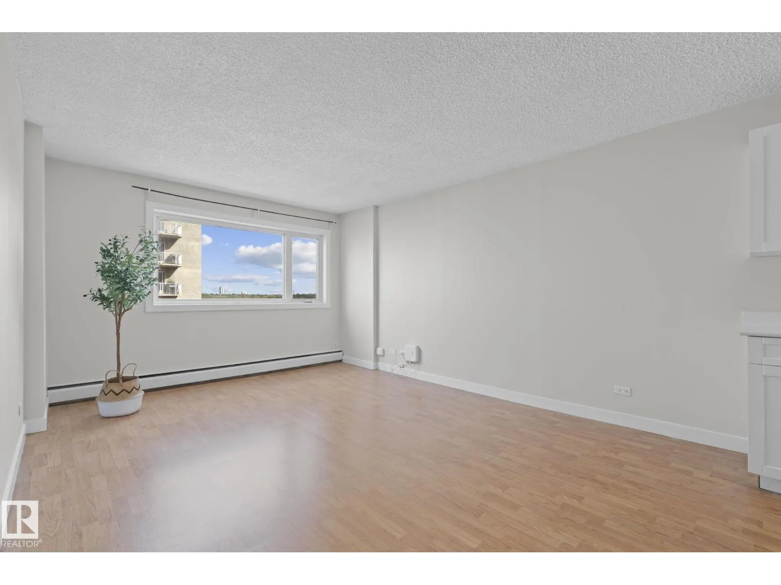 #806 9710 105 ST NW