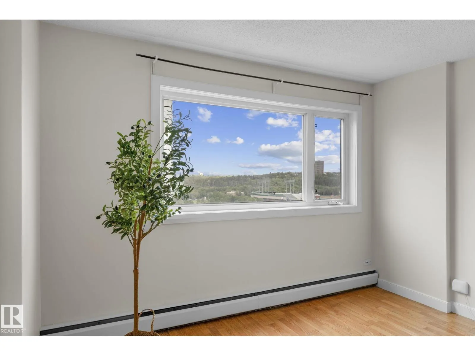 #806 9710 105 ST NW