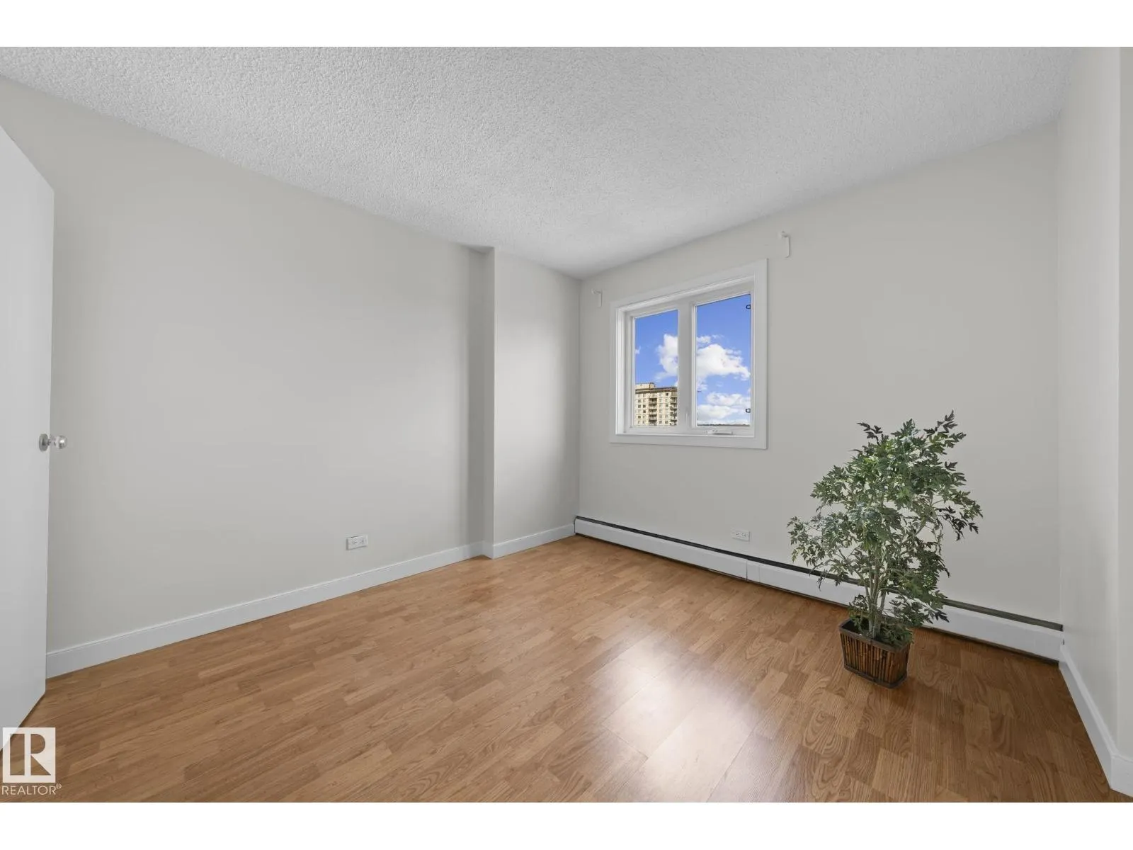 #806 9710 105 ST NW