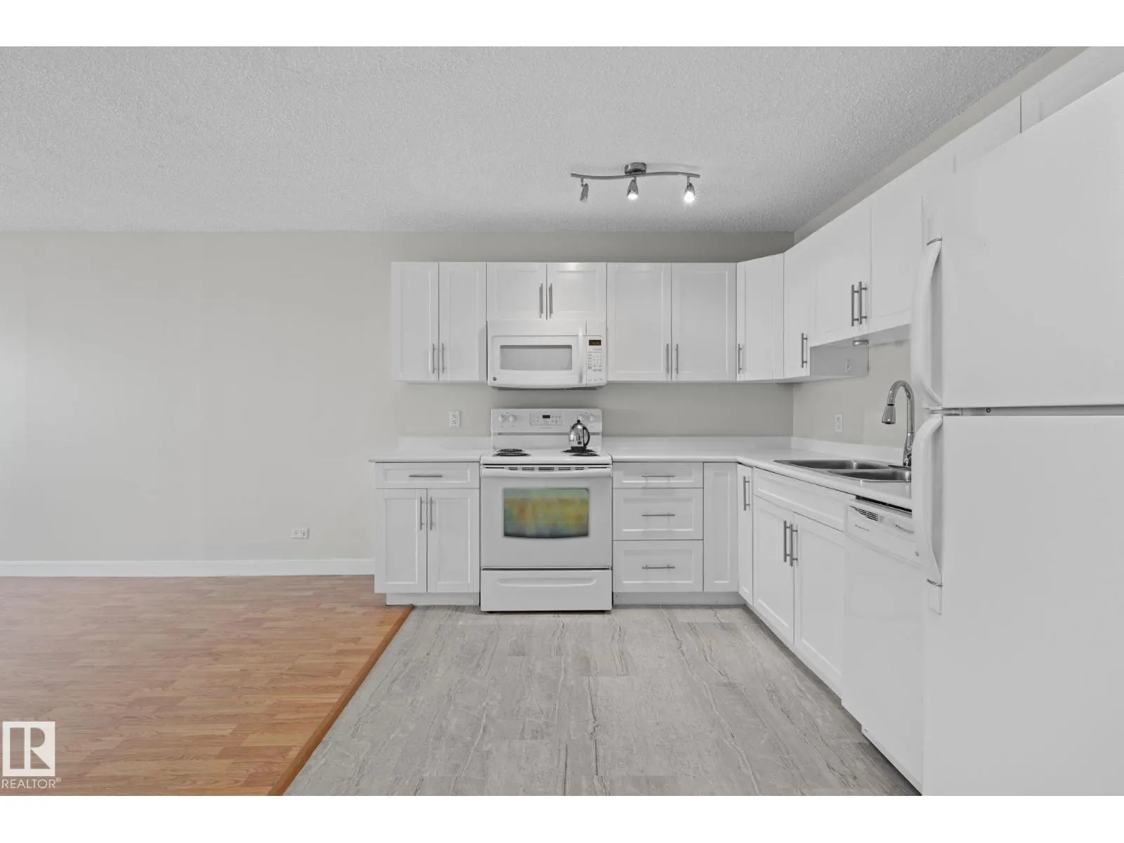 #806 9710 105 ST NW