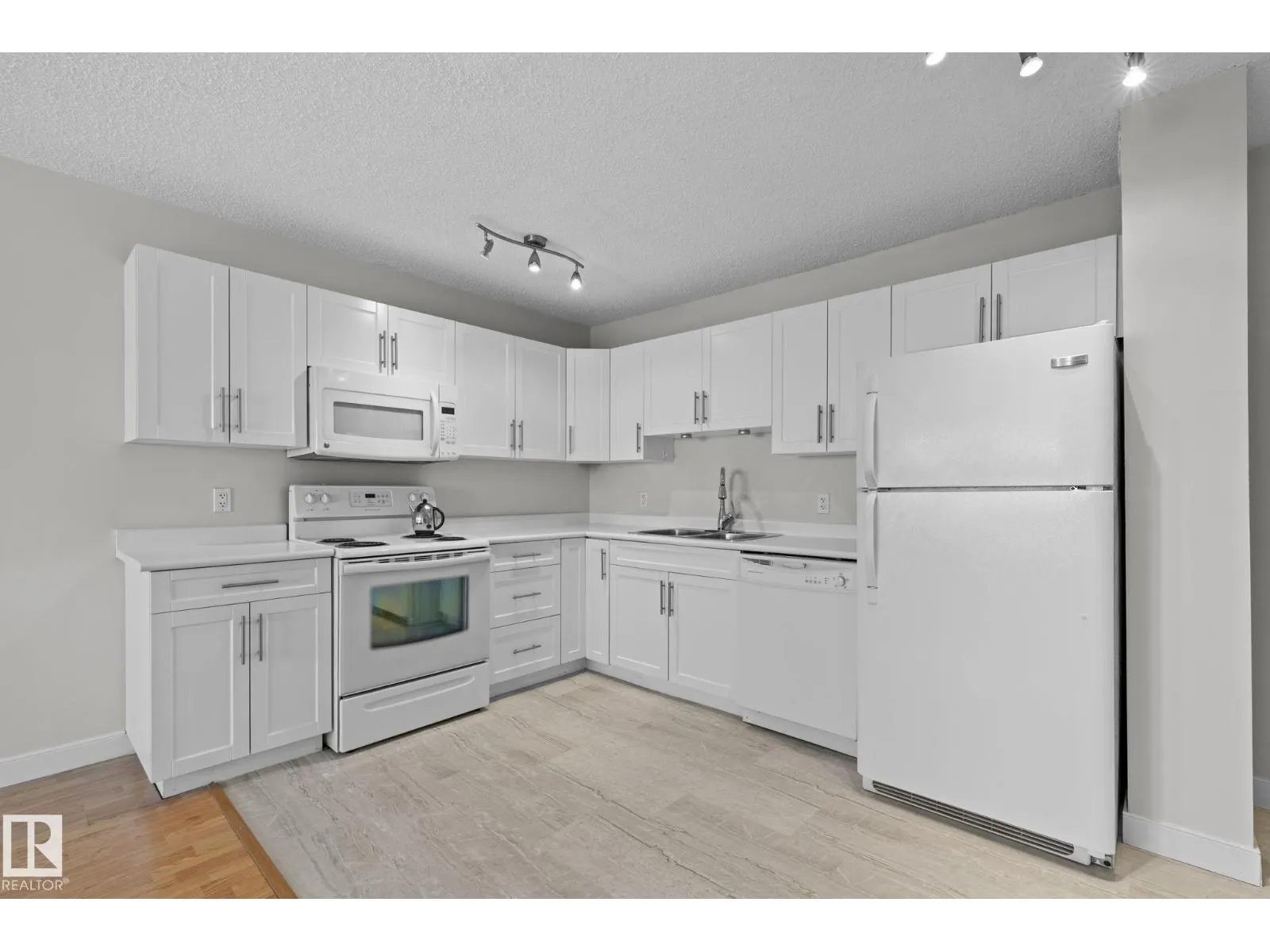 #806 9710 105 ST NW