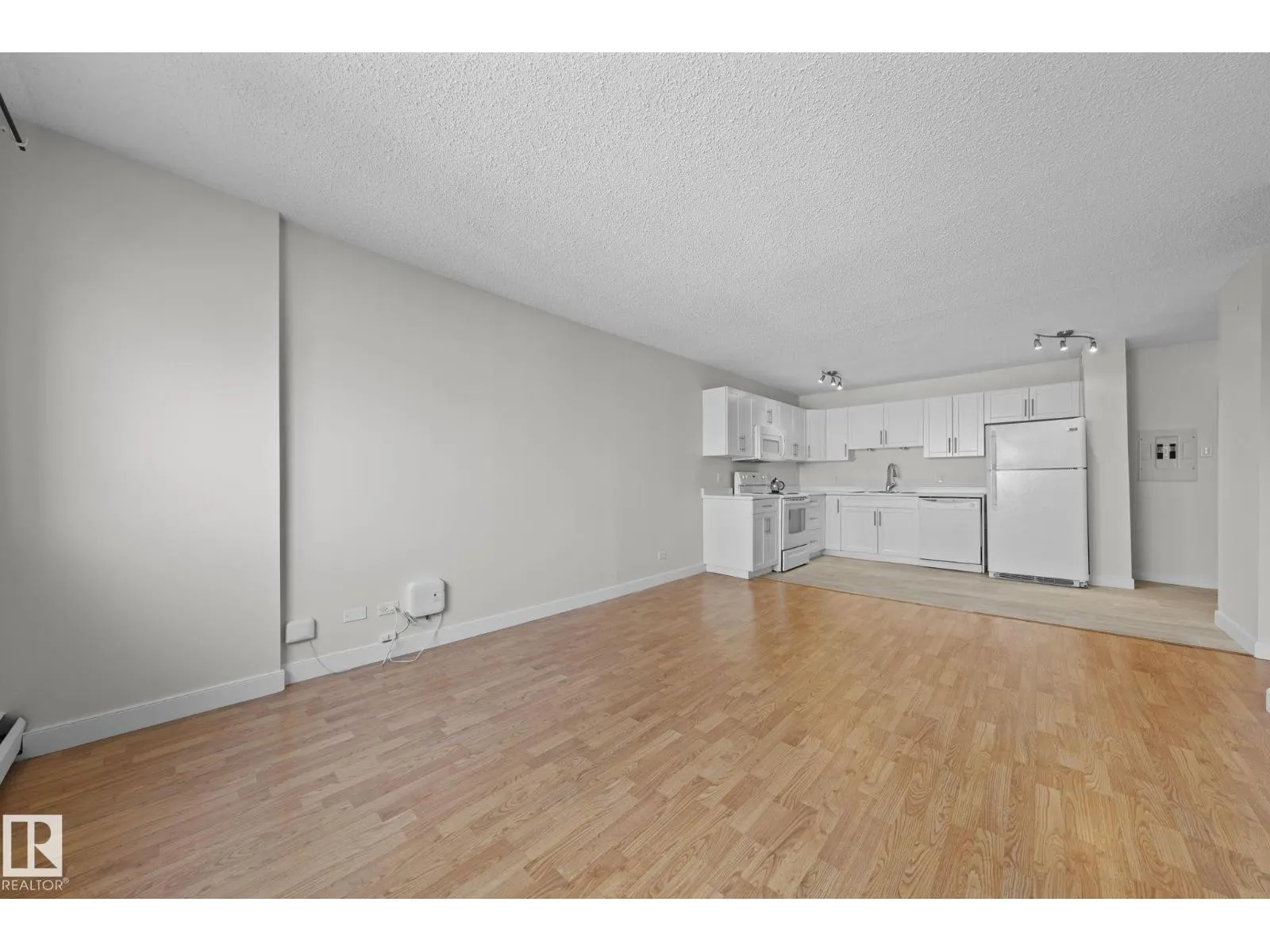 #806 9710 105 ST NW