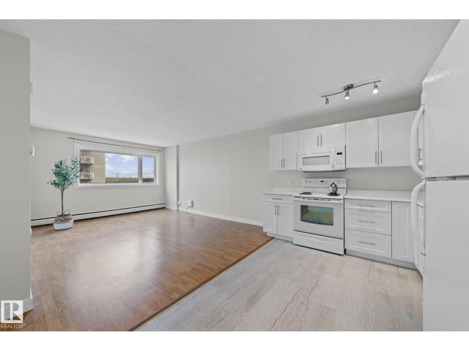 #806 9710 105 ST NW