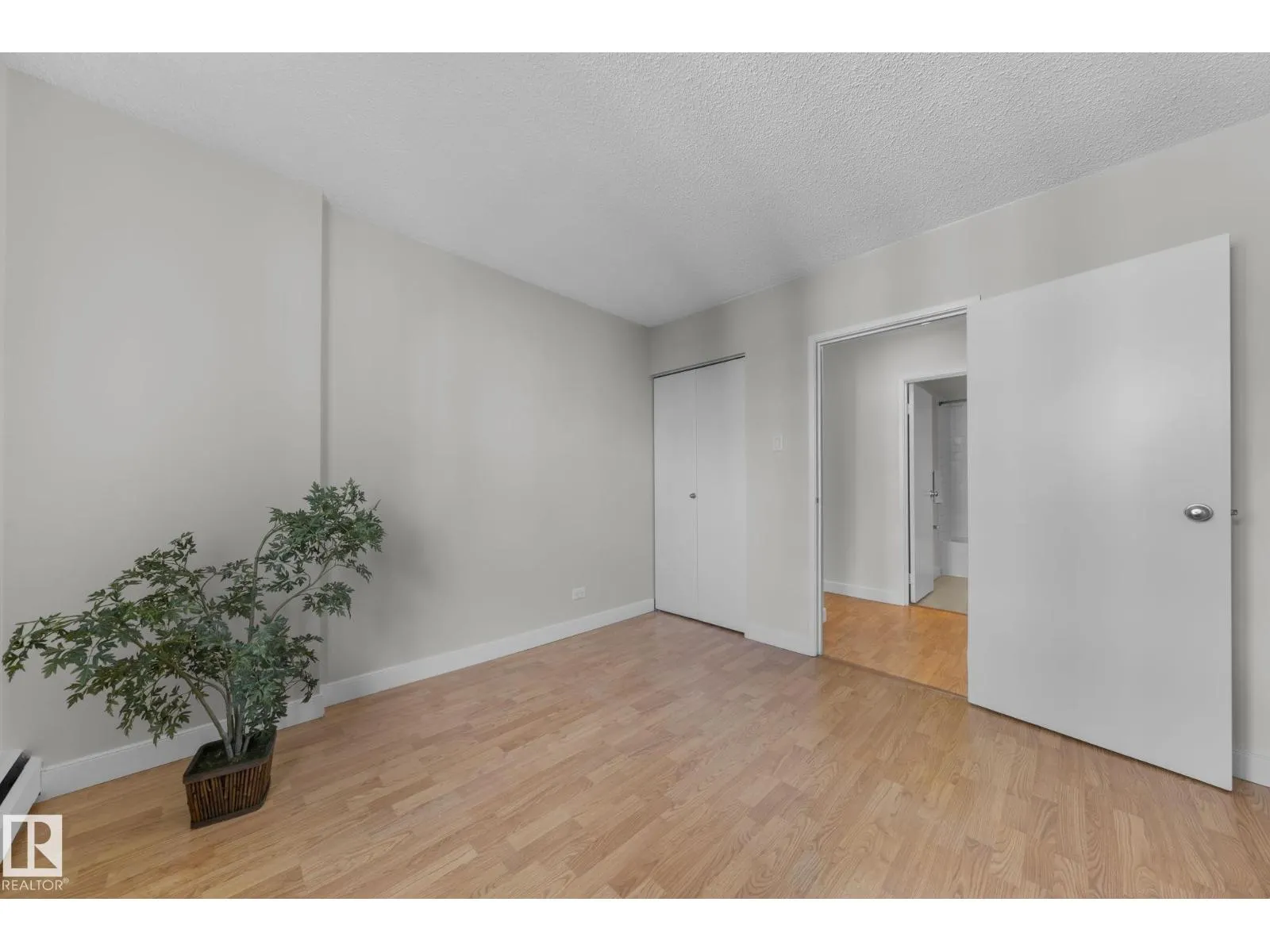 #806 9710 105 ST NW