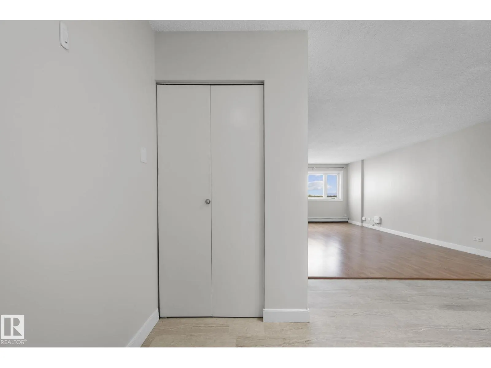 #806 9710 105 ST NW
