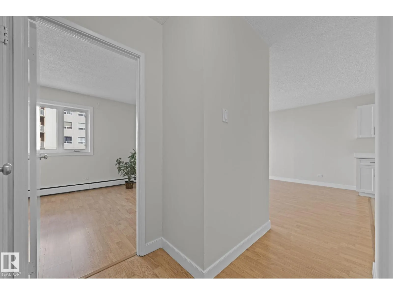 #806 9710 105 ST NW