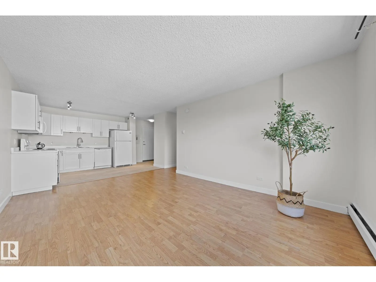 #806 9710 105 ST NW