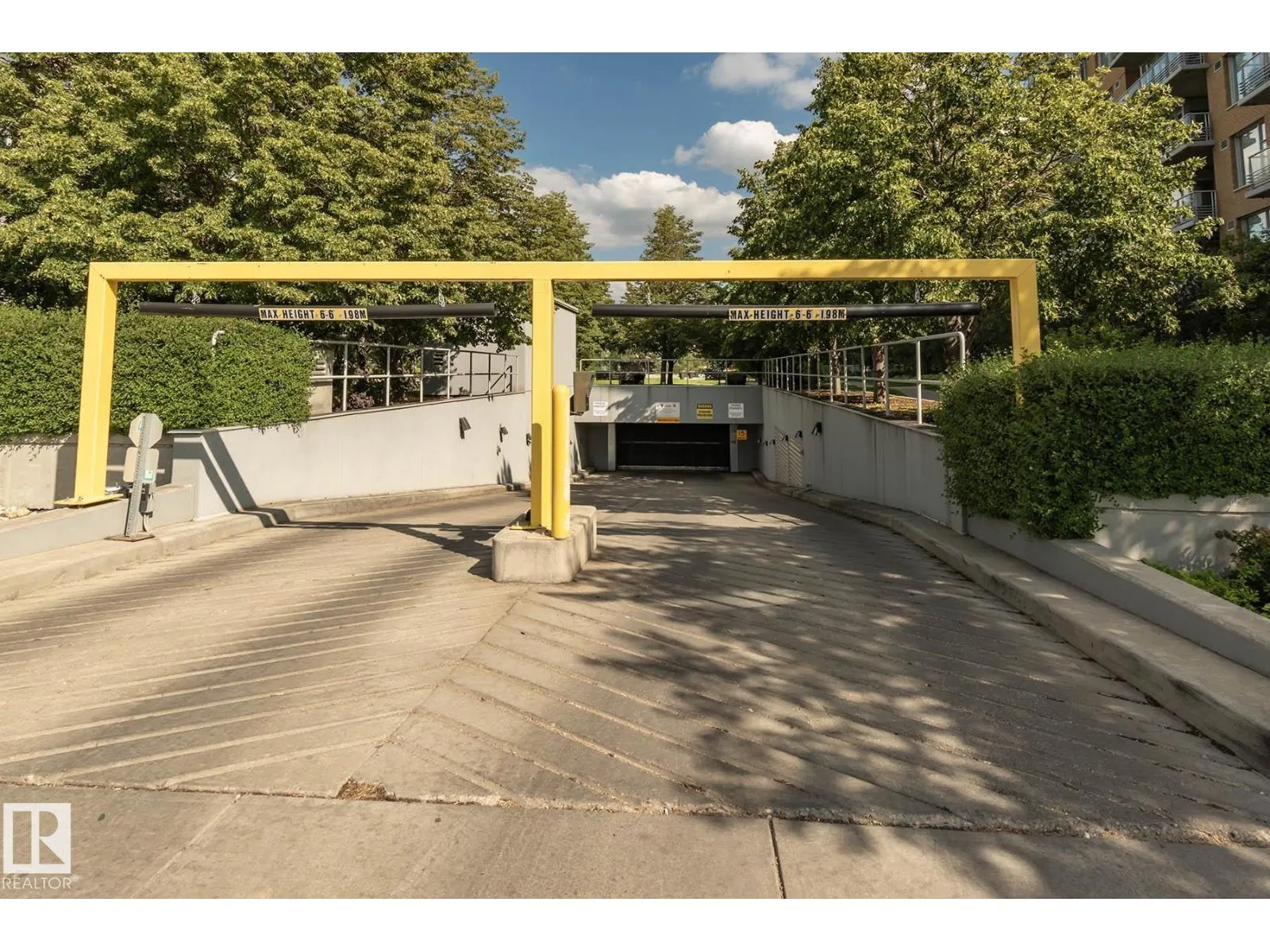 #703 2504 109 ST NW