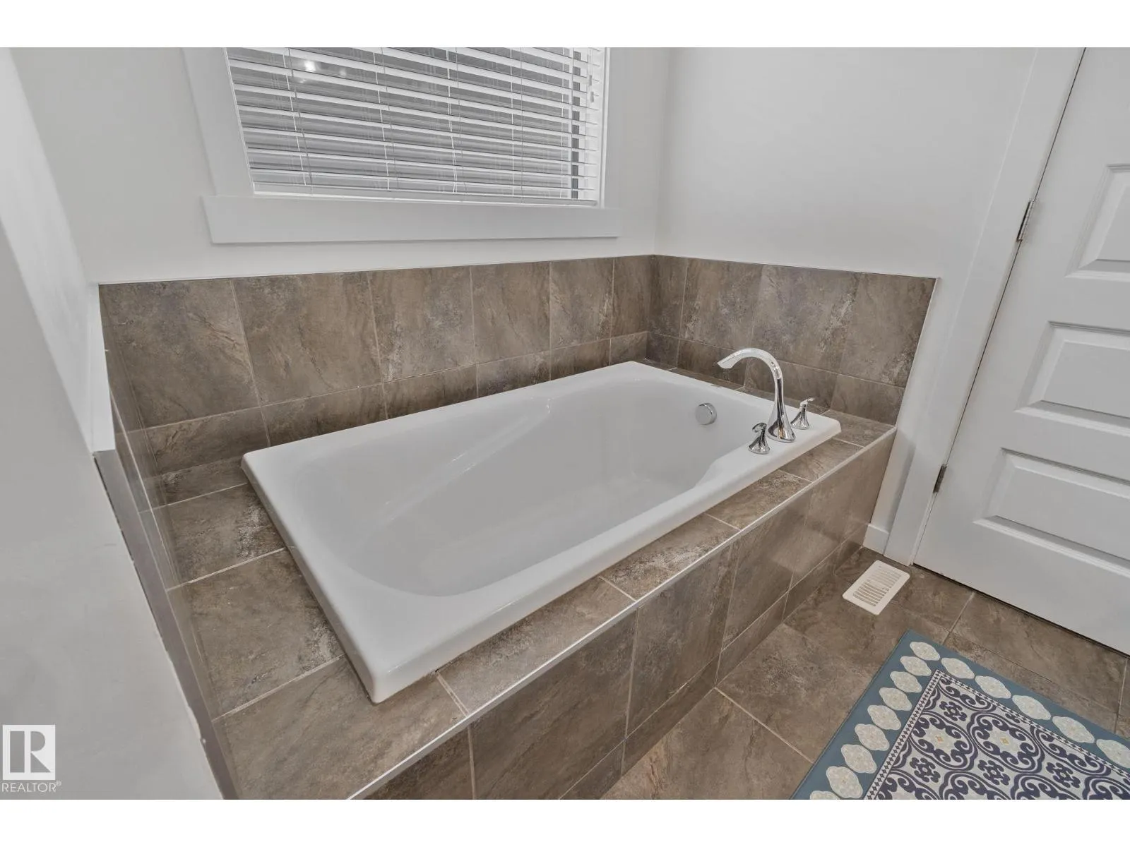 3936 CLAXTON LO SW