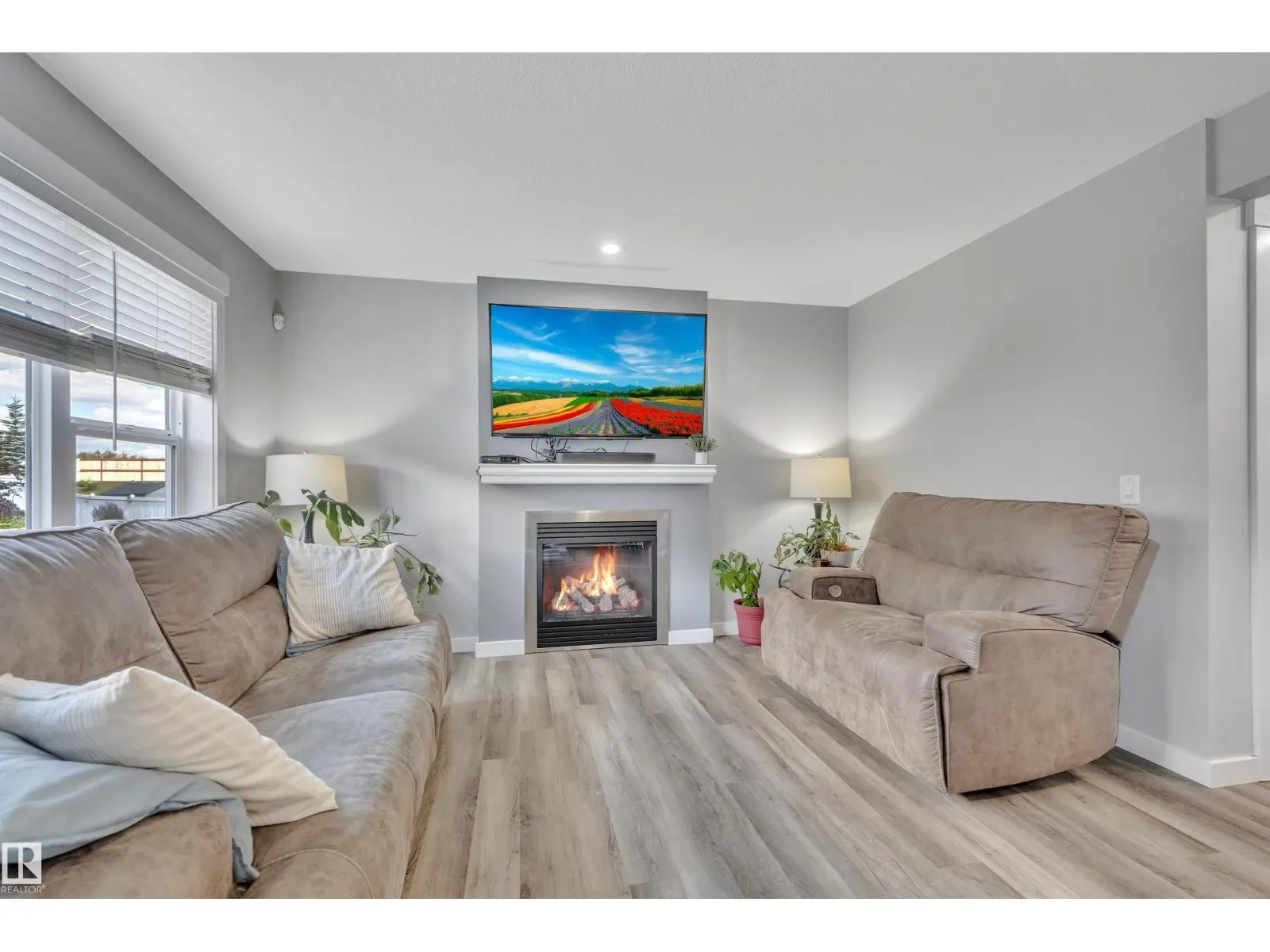 391 SIMMONDS WY