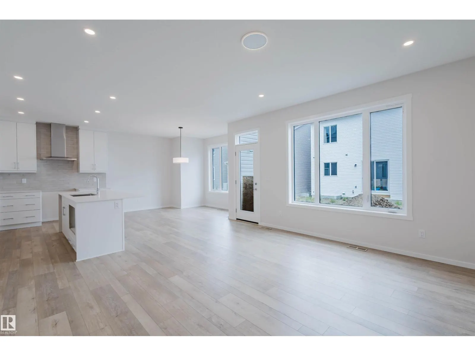 2103 209 ST NW