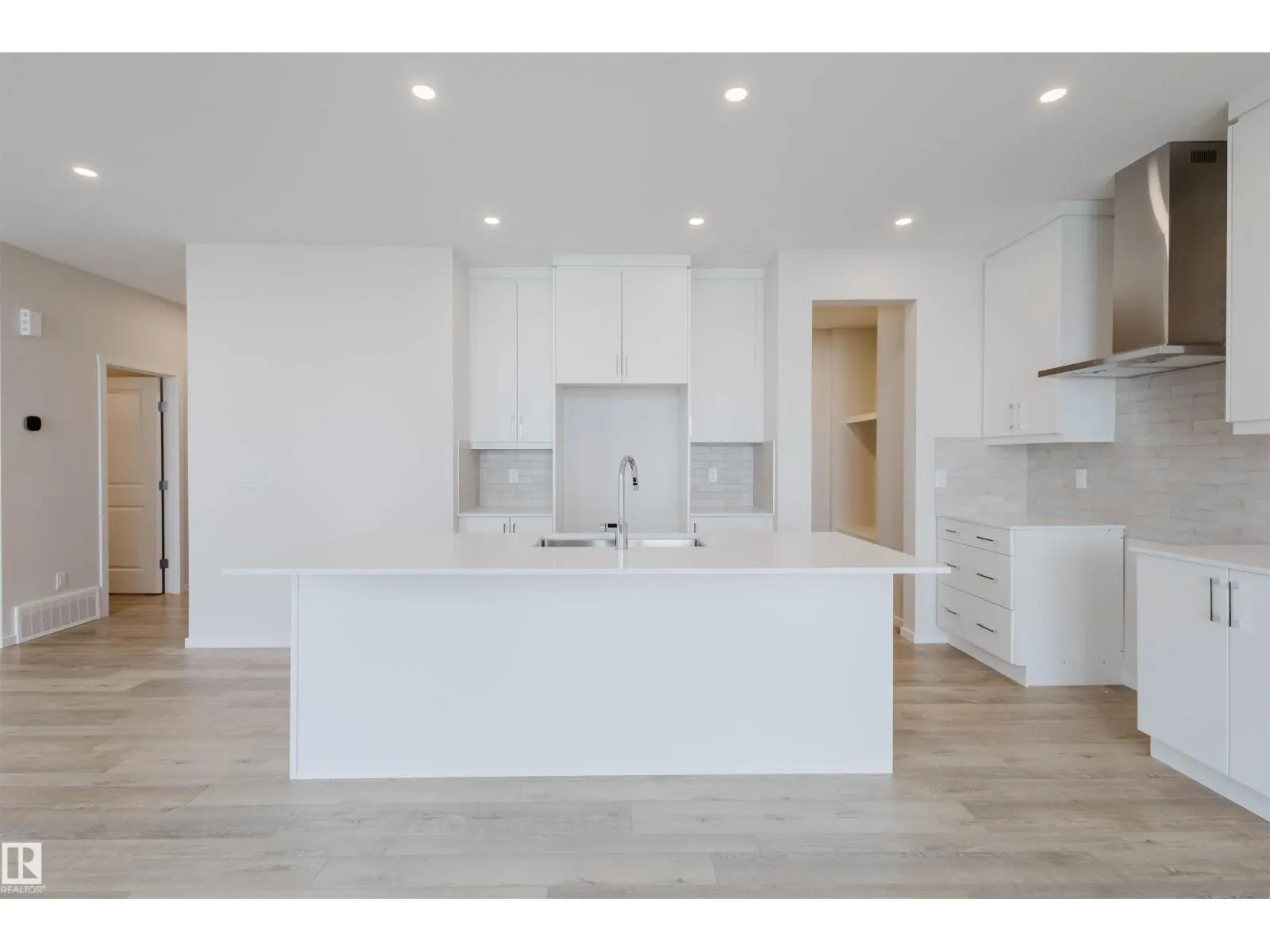 2103 209 ST NW